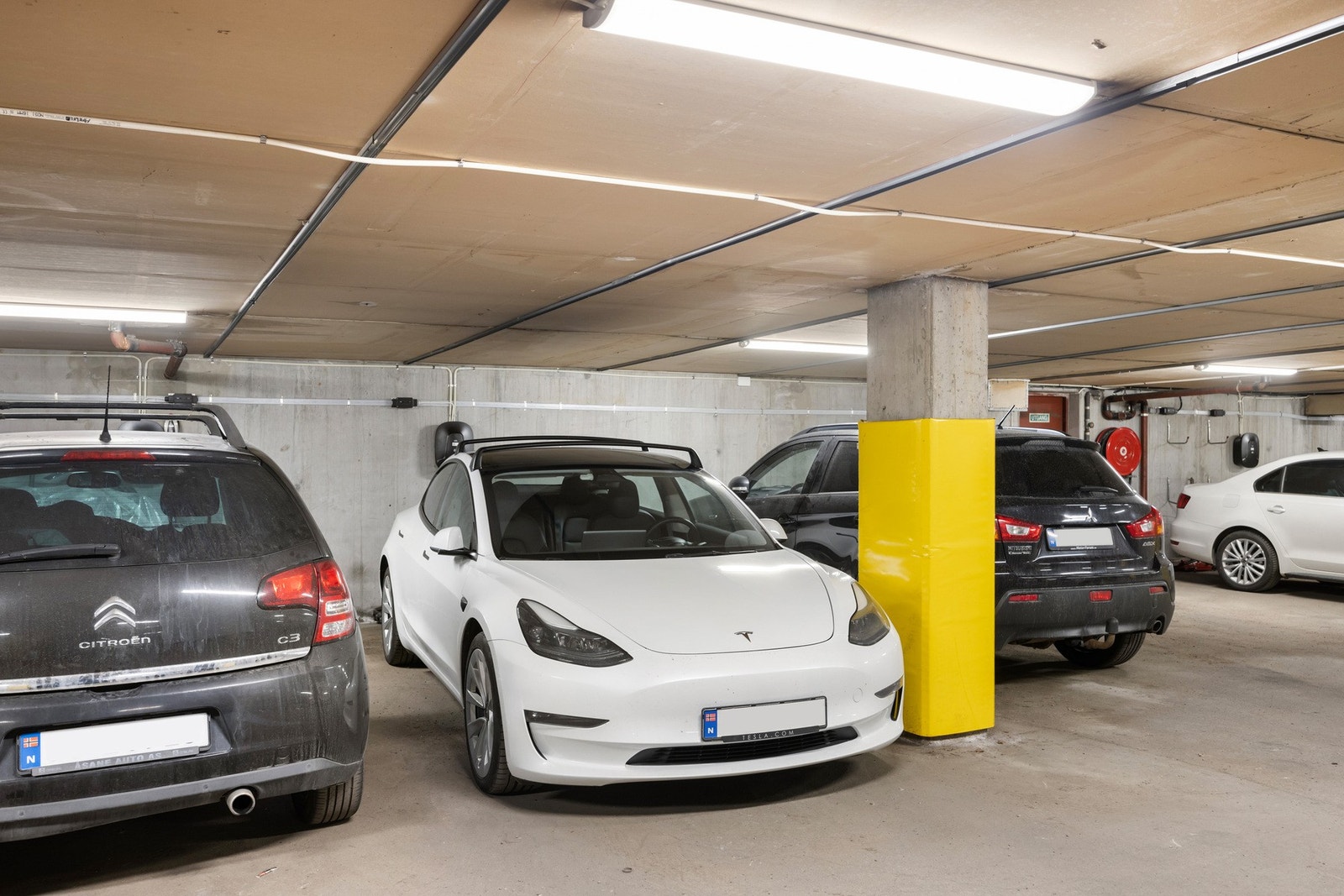 Det er mulig å kjøpe en innendørs garasjeplass fra selger, som ligger i Helgesens gate 17, kun 3-4 minutters gange fra leiligheten. Garasjeplassen er utstyrt med elbil-lader, noe som gir en praktisk og fleksibel parkeringsløsning for elbileiere Galleribilde