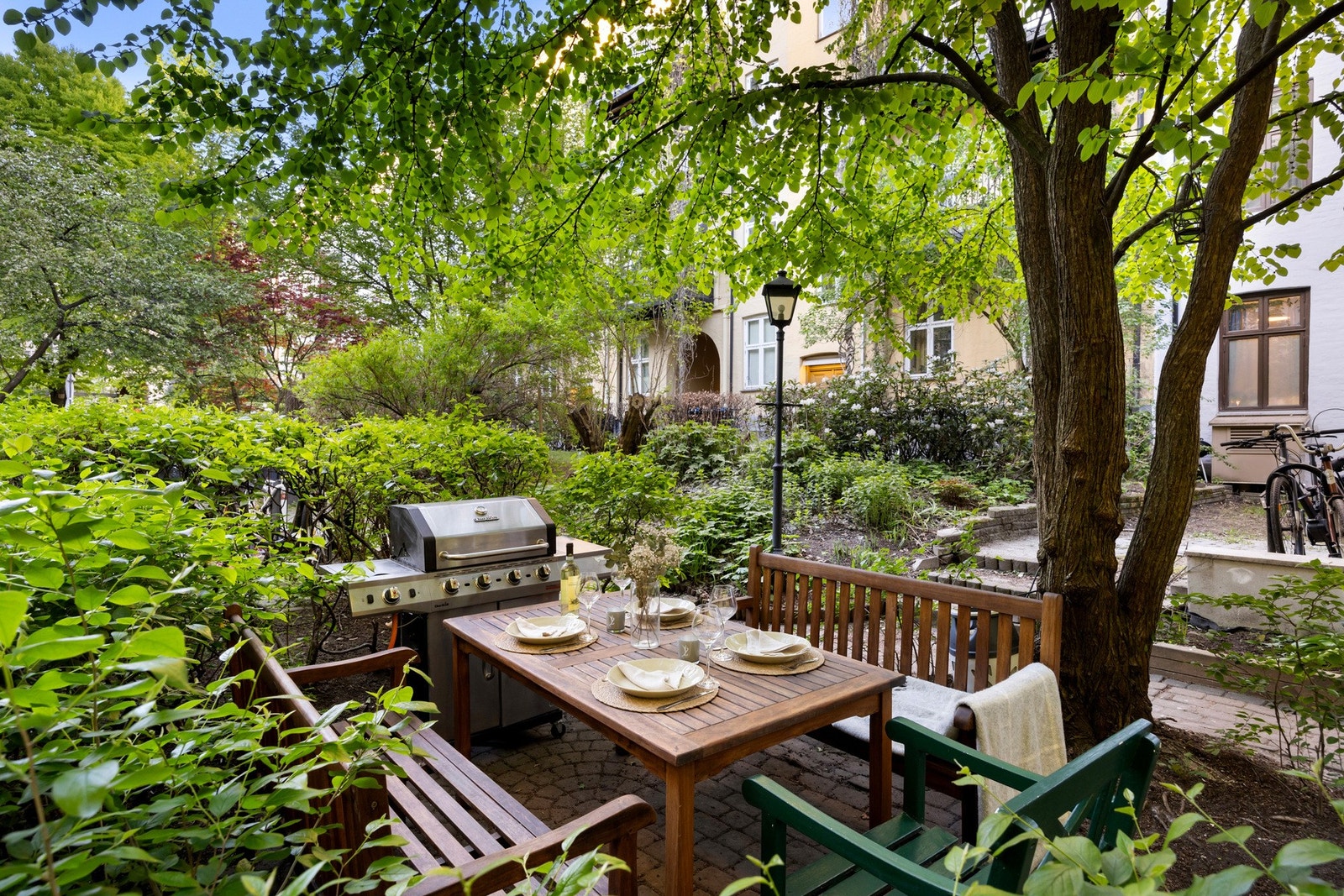 Hyggelig sittegruppe i bakgården - perfekt for grillkvelder og sosiale sammenkomster Galleribilde