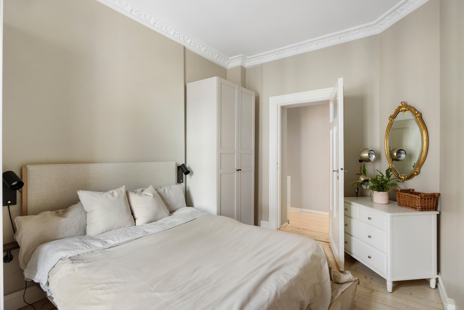 Soverom 1 - Lyst og innbydende hovedsoverom med originale detaljer og god takhøyde. Rommet har plass til dobbeltseng, nattbord og garderobeskap - en rolig oase i hjemmet. Galleribilde