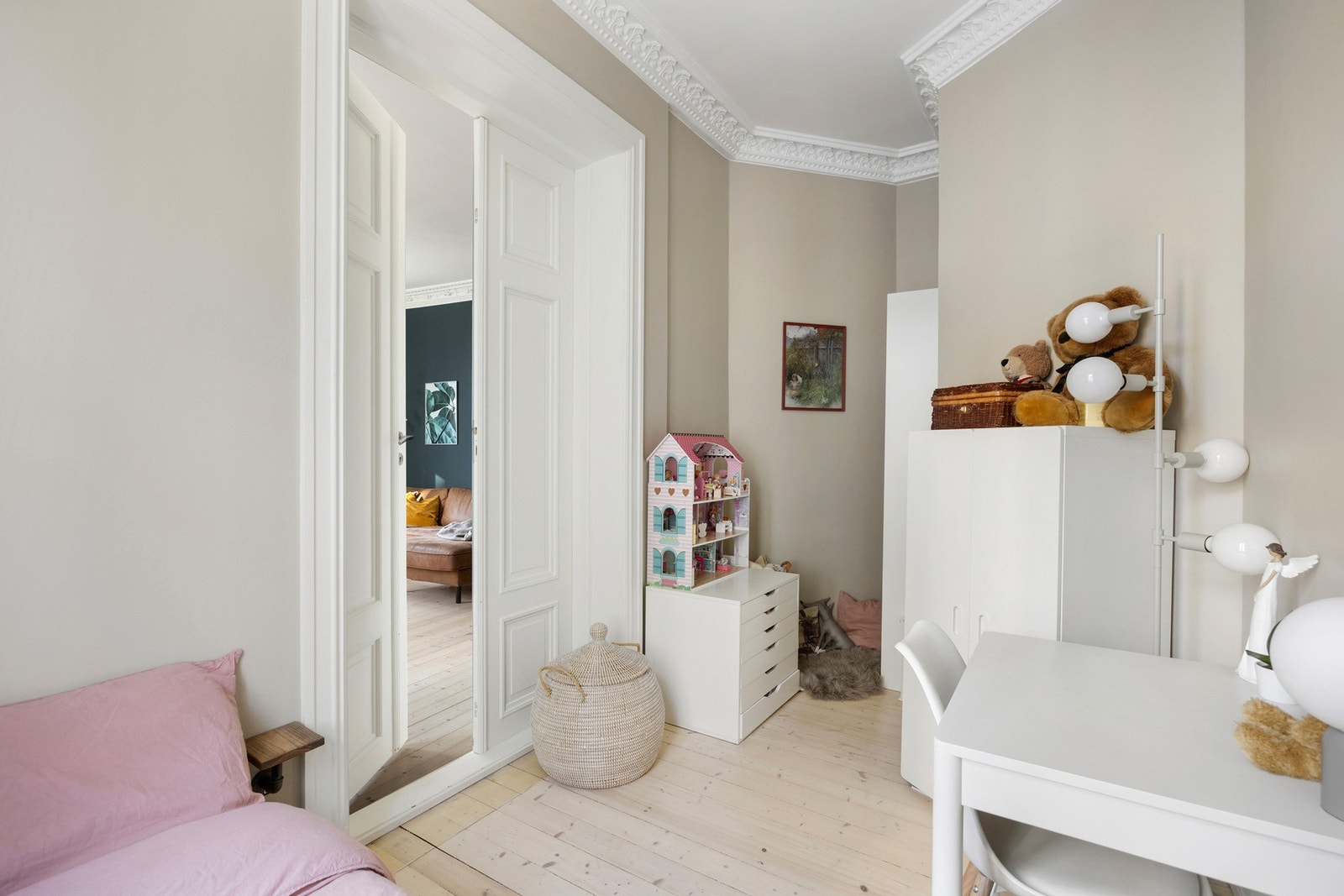 Soverom 2 - Rommet har god plass til seng, oppbevaring og skrivebord, og egner seg utmerket som gjesterom, barnerom eller hjemmekontor Galleribilde