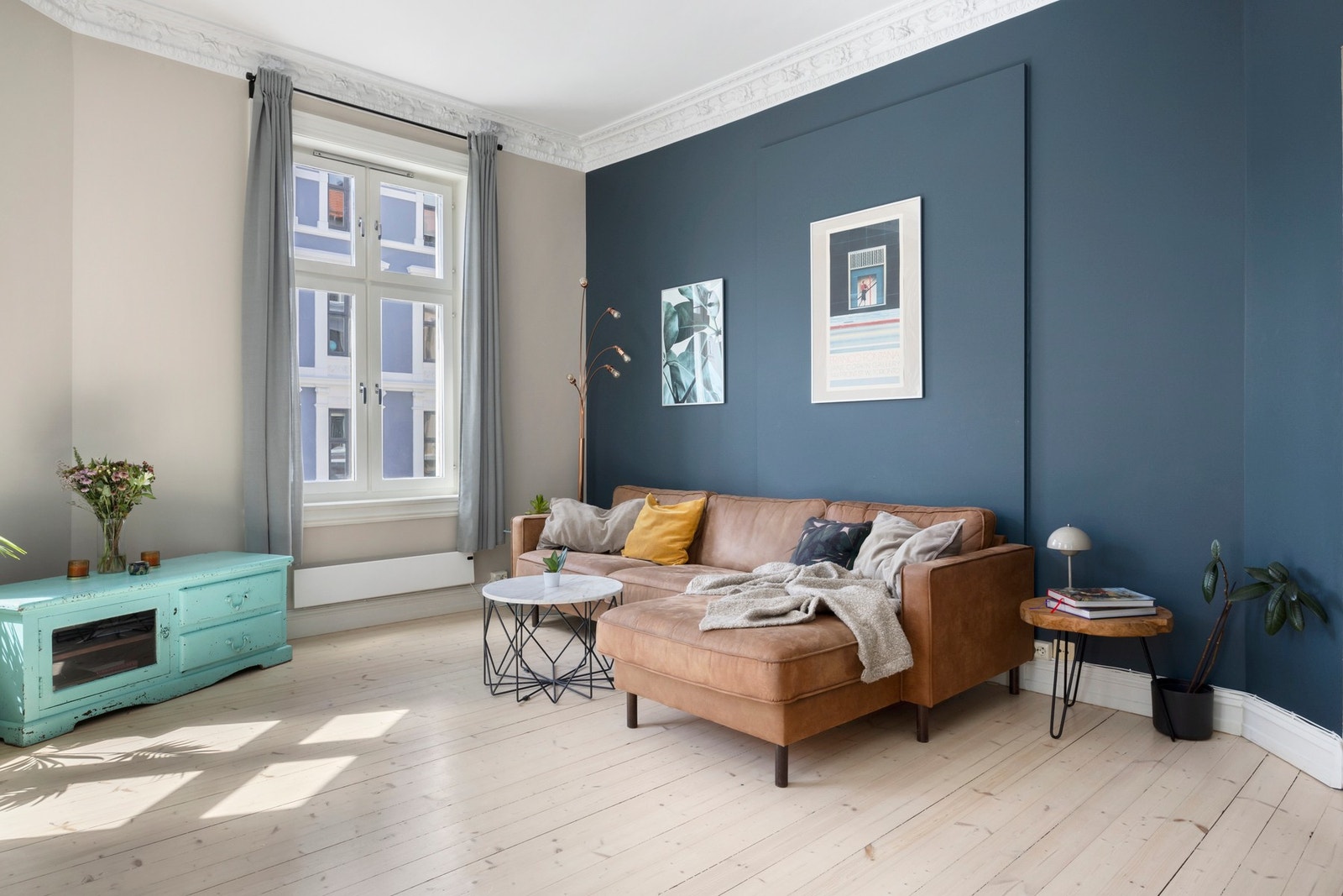 Takhøyden i stue er målt til ca. 3m - som virkelig bidrar til en luftig atmosfære Galleribilde