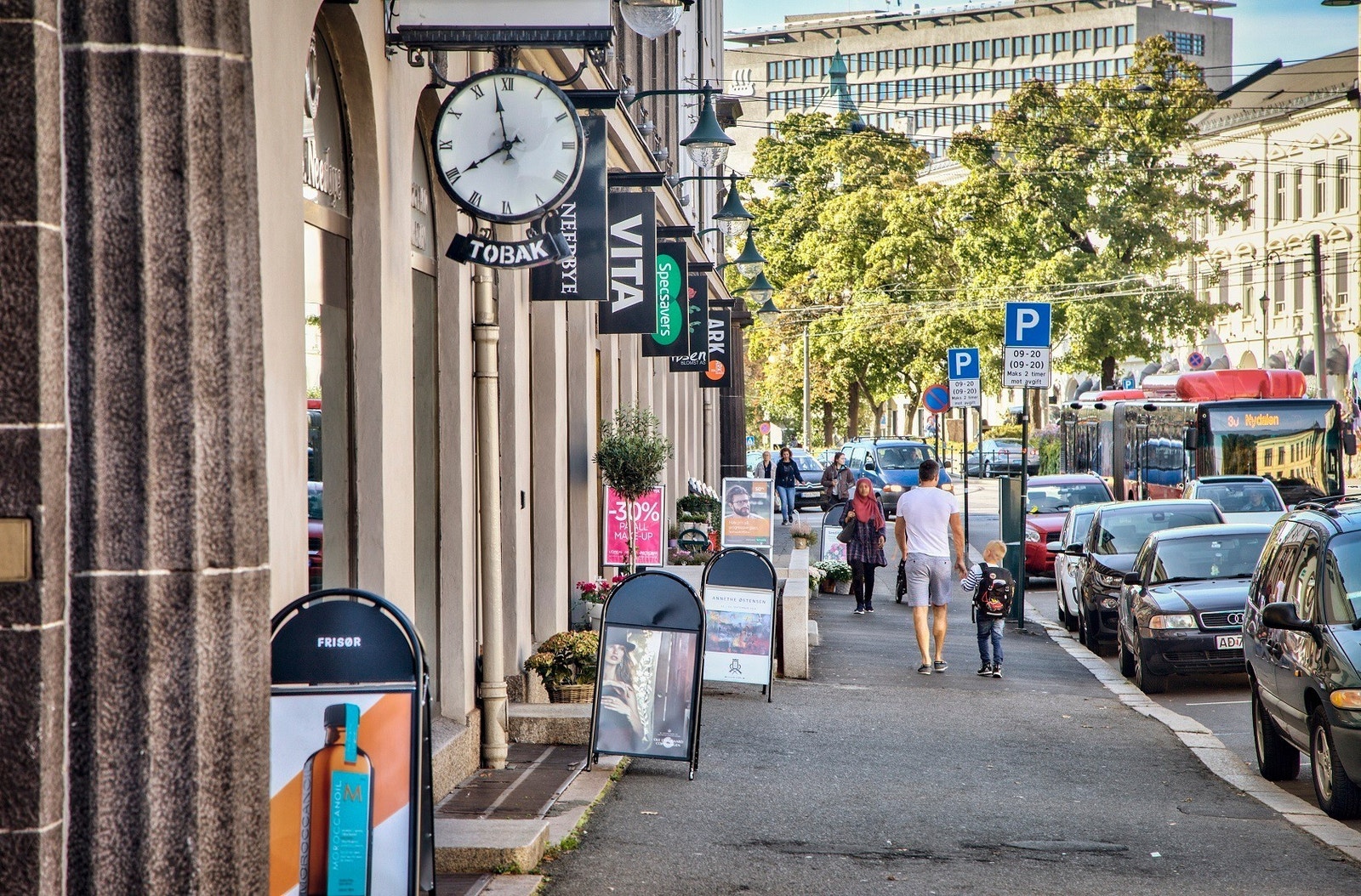 Rikt gateliv med butikker og servicetilbud Galleribilde