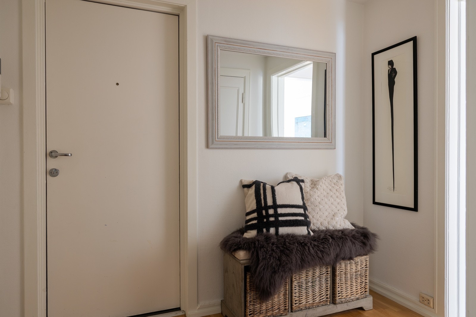 Innbydende entré med direkte adkomst til innvendig bod Galleribilde