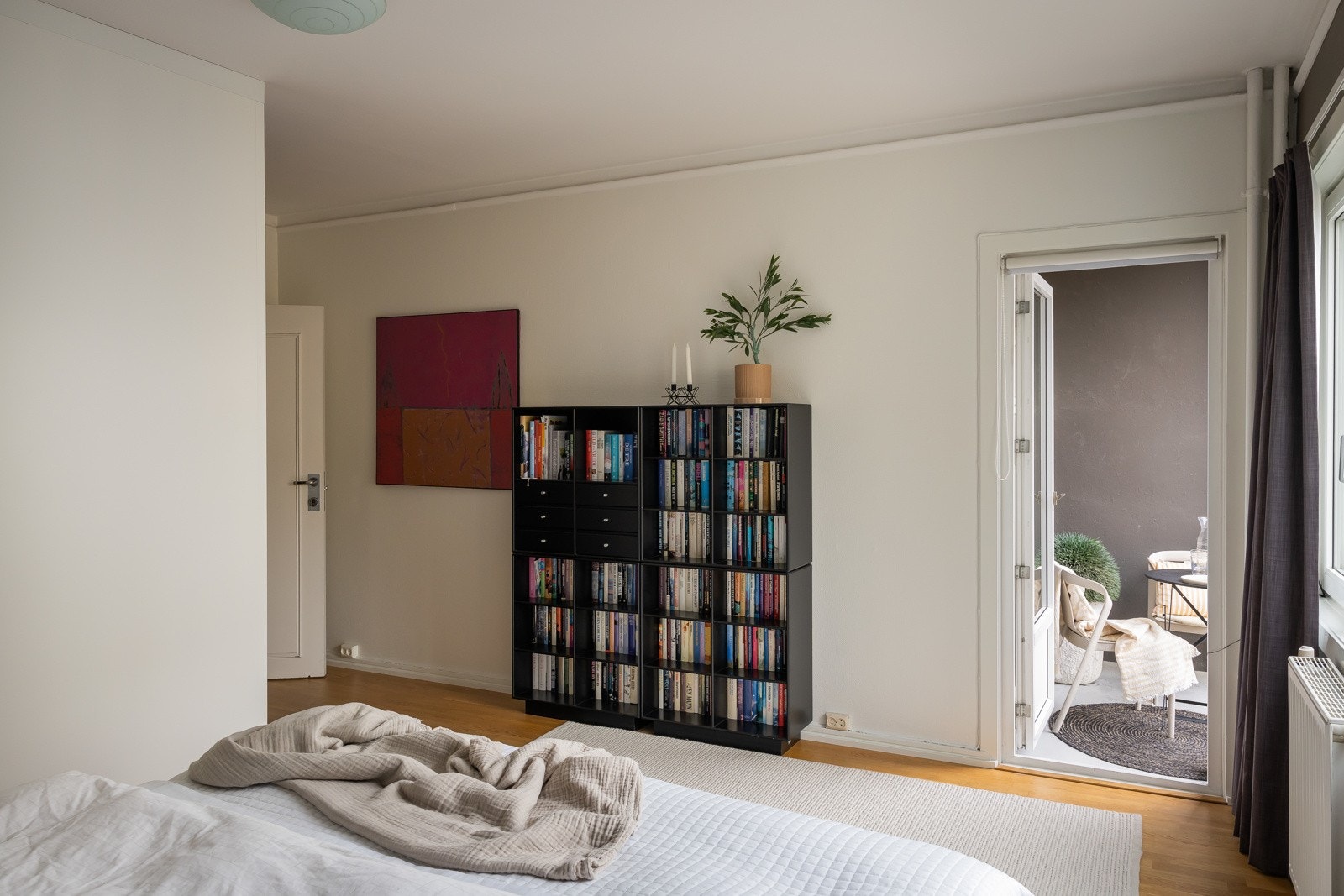 Soverommet vender ut mot fredelig bakgård Galleribilde