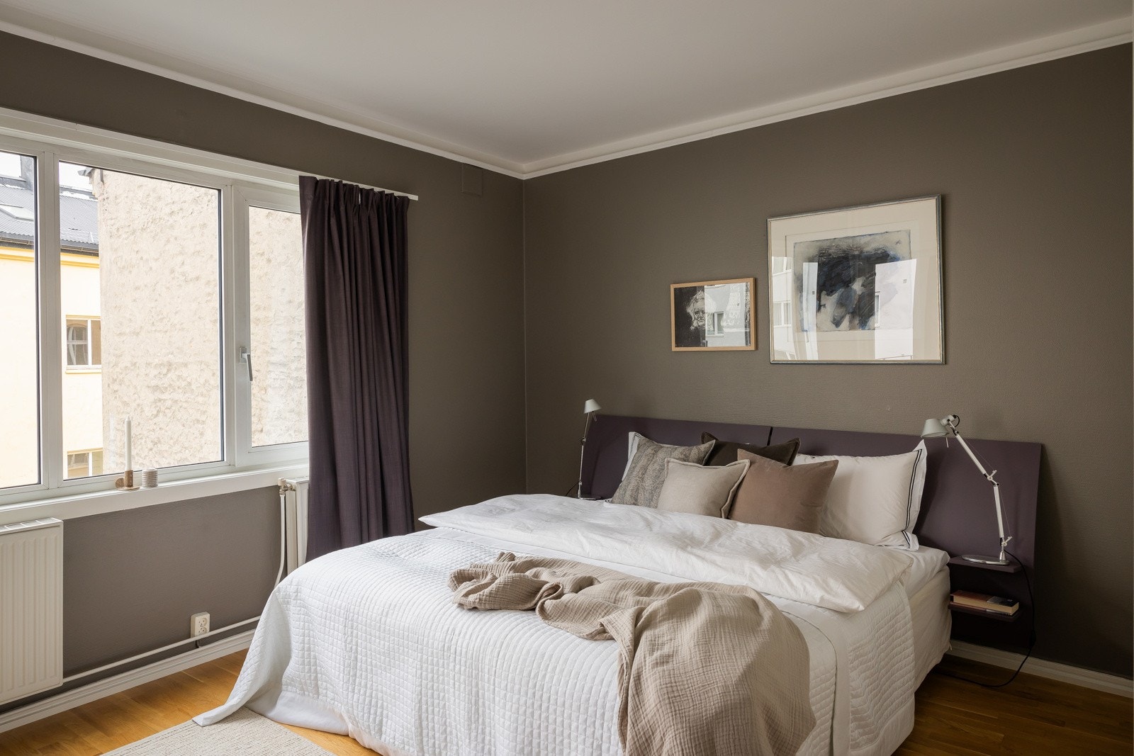 Stort hovedsoverom med tilgang på walk-in og utgang til balkong Galleribilde