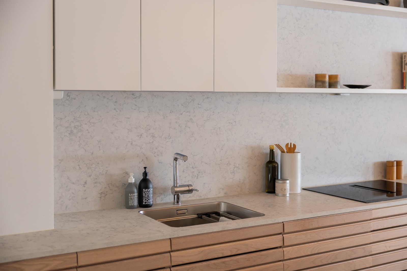 Fronter i heltre eik og laminat benkeplate Galleribilde