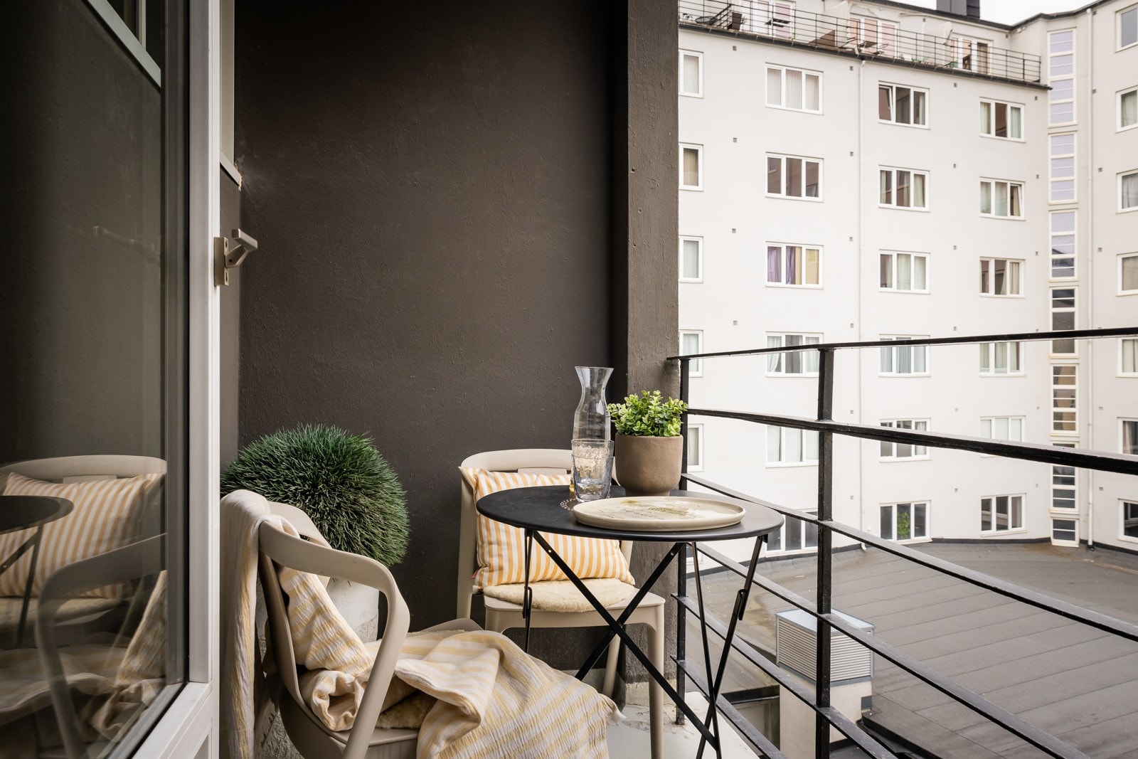 Lys og gjennomgående 3-roms med balkong, heis, nyere kjøkken og bad Galleribilde