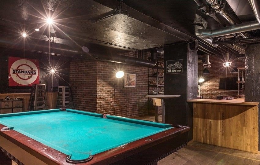 I kjelleren er det spillrom med shuffleboard og biljardbord Galleribilde