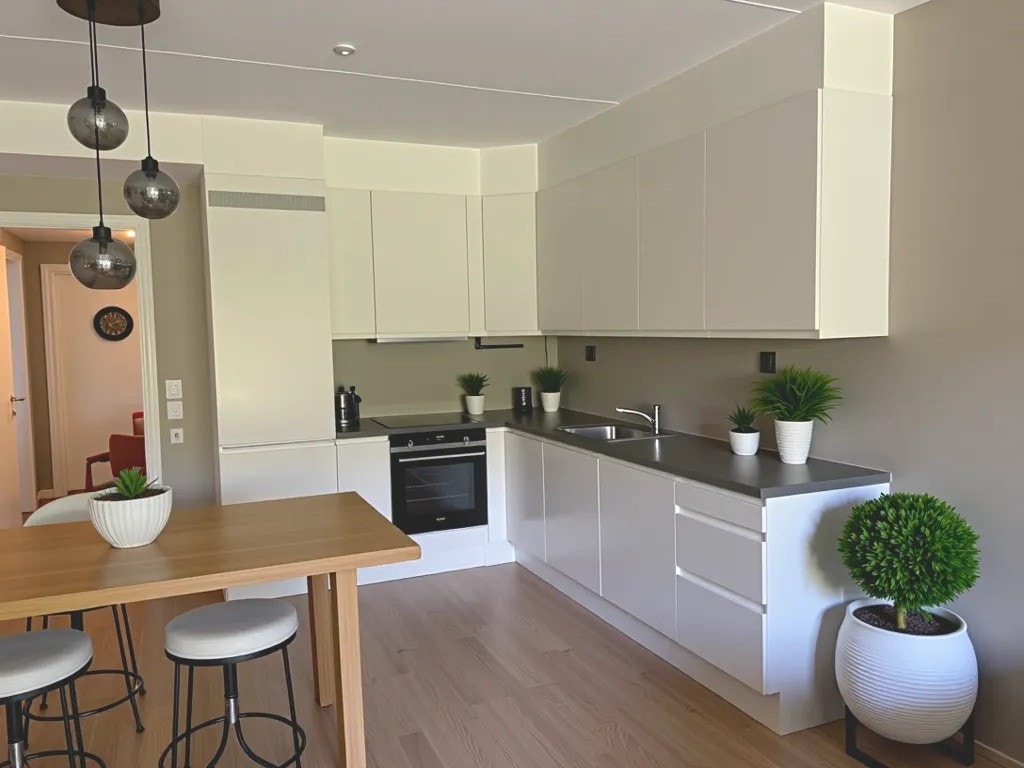 Kjøkken (AI generert møblering) Galleribilde