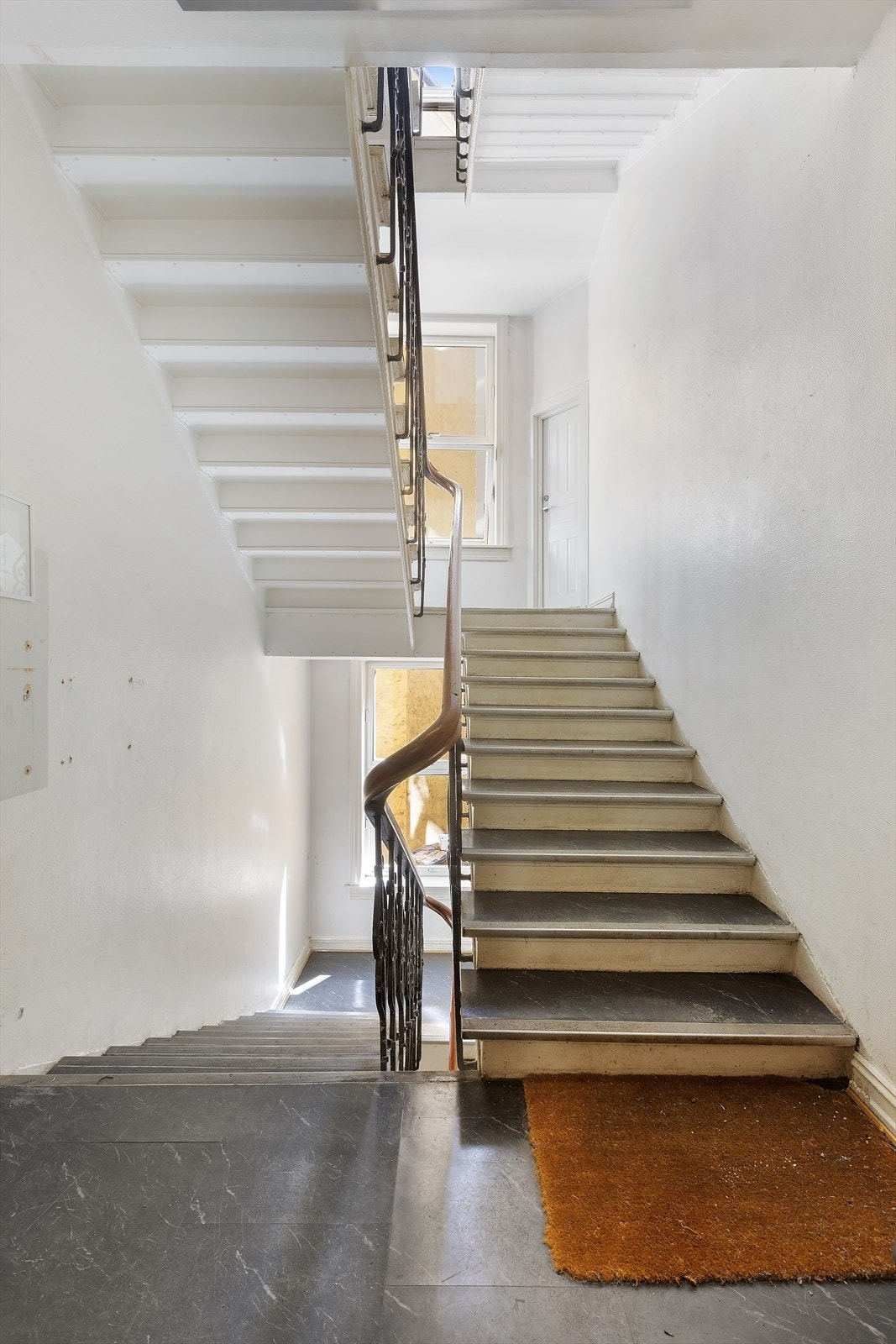 Leilighetens oppgang. Til høyre i trappen ser du døren til én av leilighetens to praktiske boder. Galleribilde