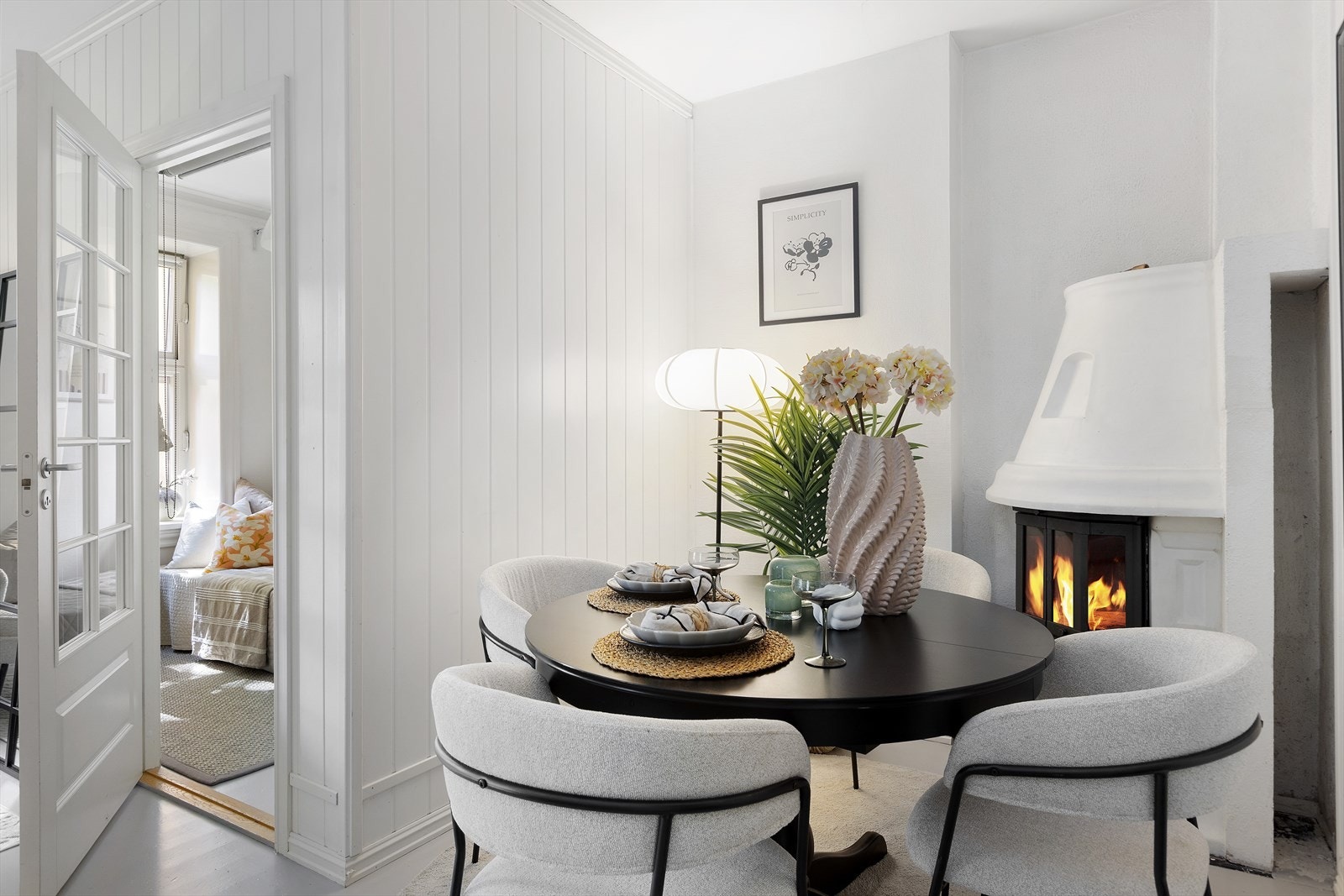 Videre fra spisestuen har man adkomst til et av leilighetens to soverom. Galleribilde