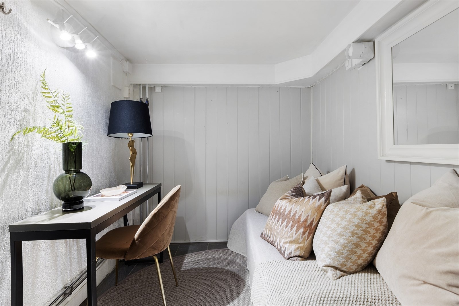 Perfekt plass for hjemmekontoret, eventuelt et filmrom om man monterer en TV på veggen. Galleribilde