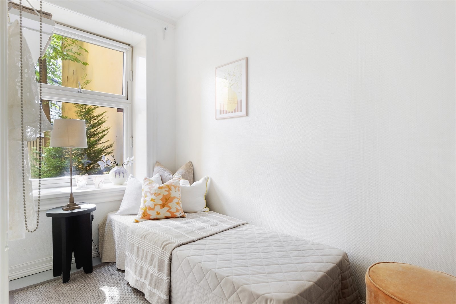 Soverom med plass til seng og tilhørende møblement. Rommets bredde er på over 160 cm, så her får man også plass til dobbeltseng! Galleribilde