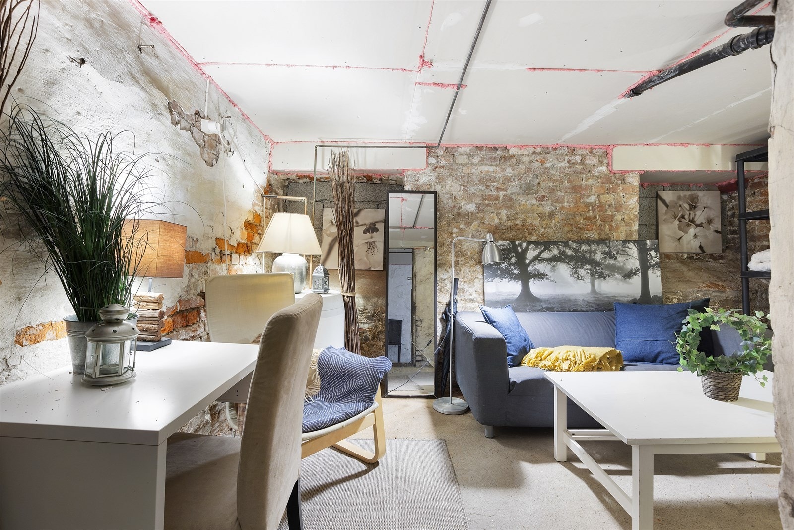 Videre har man adkomst til leilighetens største bod, på hele 16 m². I dag er boden innredet med diverse møblement, men her er det bare fantasien som setter en stopper. Hva med å innrede det som treningsrom eller leserom? Galleribilde