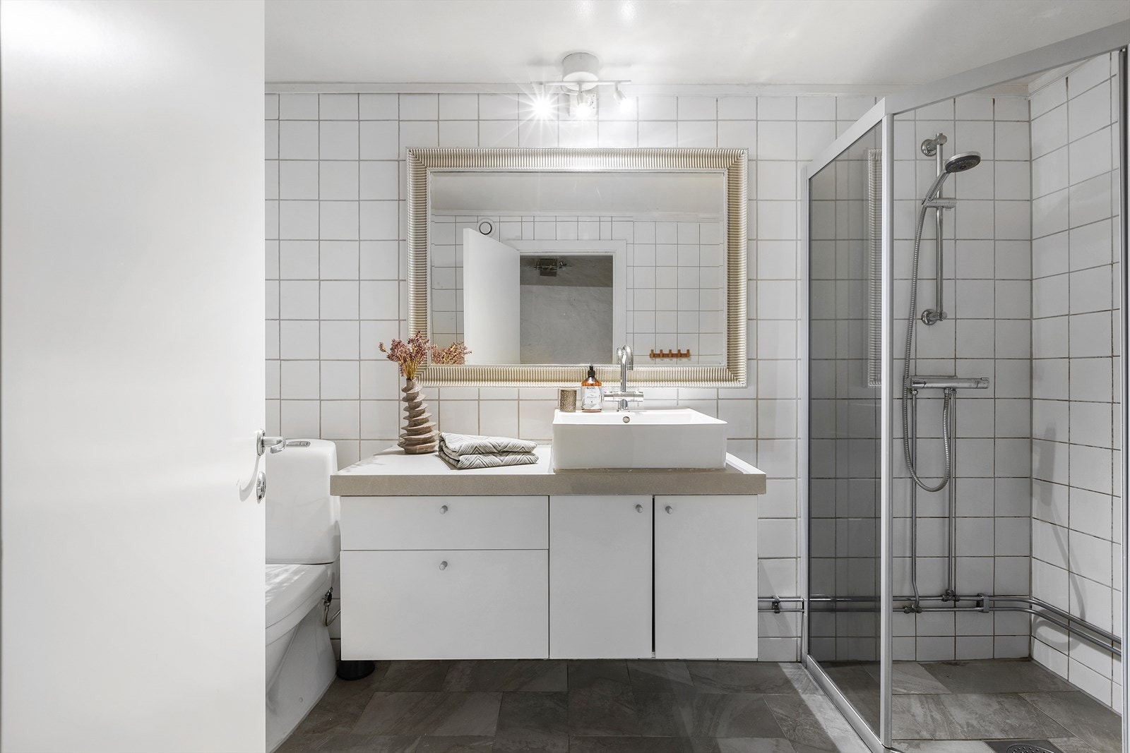 Leilighetens bad er ifølge eier fra 2010. Badet fremstår romslig, med gode lagringsmuligheter og god boltreplass for øvrig. Galleribilde