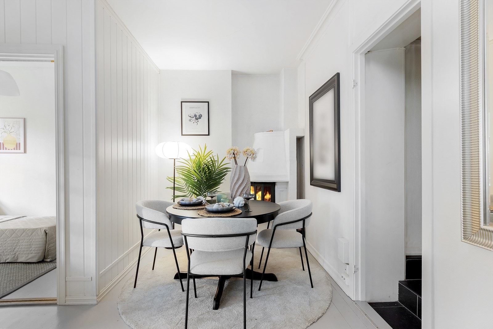 Sjarmerende spisestue med plass til venner og familie. Merk deg peisen, som bidrar til å skape en lun stemning i leilighetens hjerte. Galleribilde