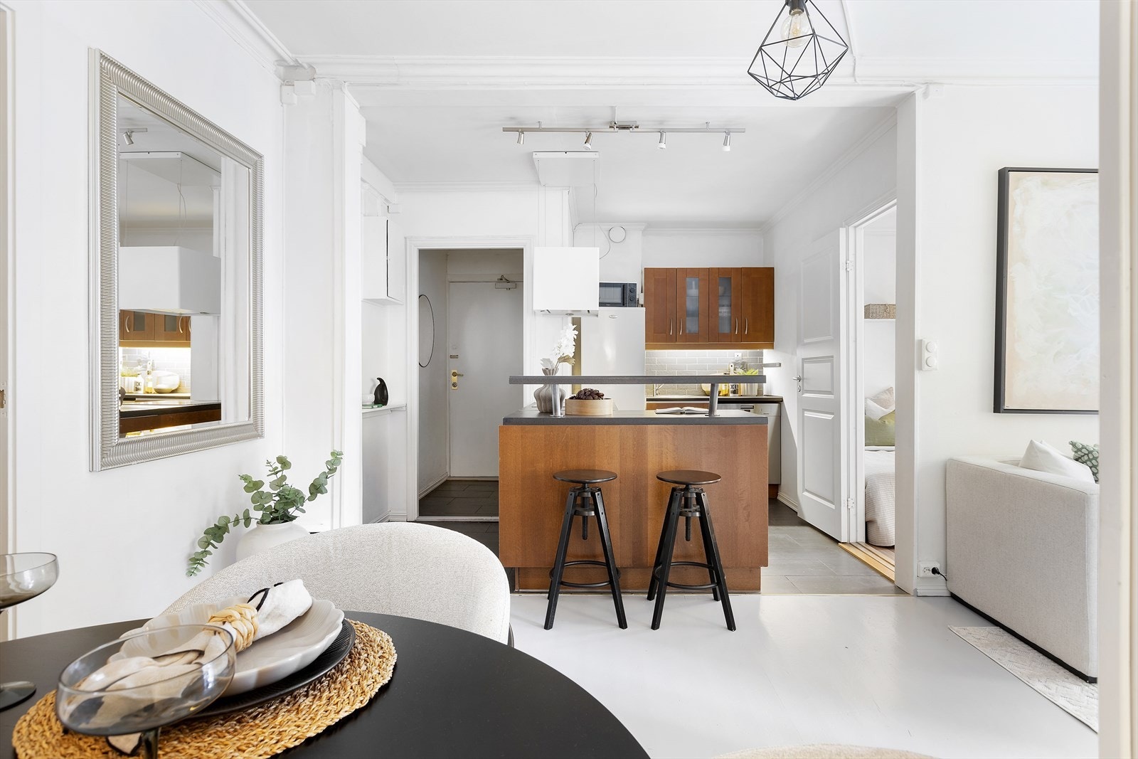 Stuen er i tilknytning til åpen kjøkkenløsning - perfekt for sosiale sammenkomster! Galleribilde