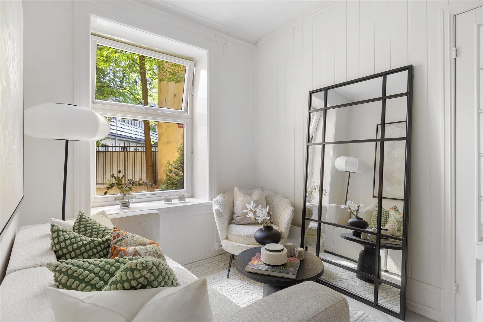 Sjarmerende stue med godt lysinnslipp fra store vinduer. Galleribilde