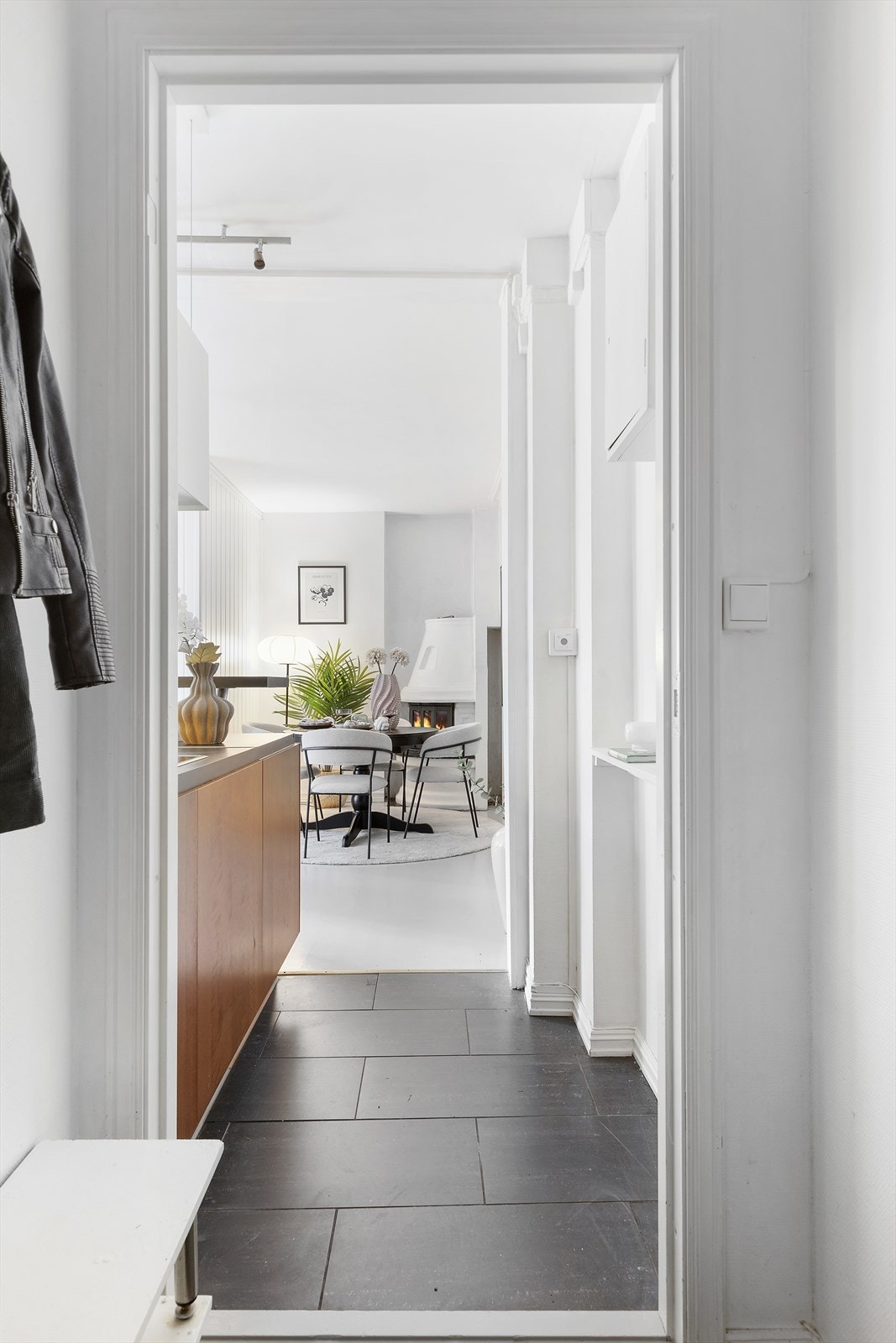 Leilighetens entré er innbydende - med plass til knaggrekke og skohylle. Velkommen inn! Galleribilde
