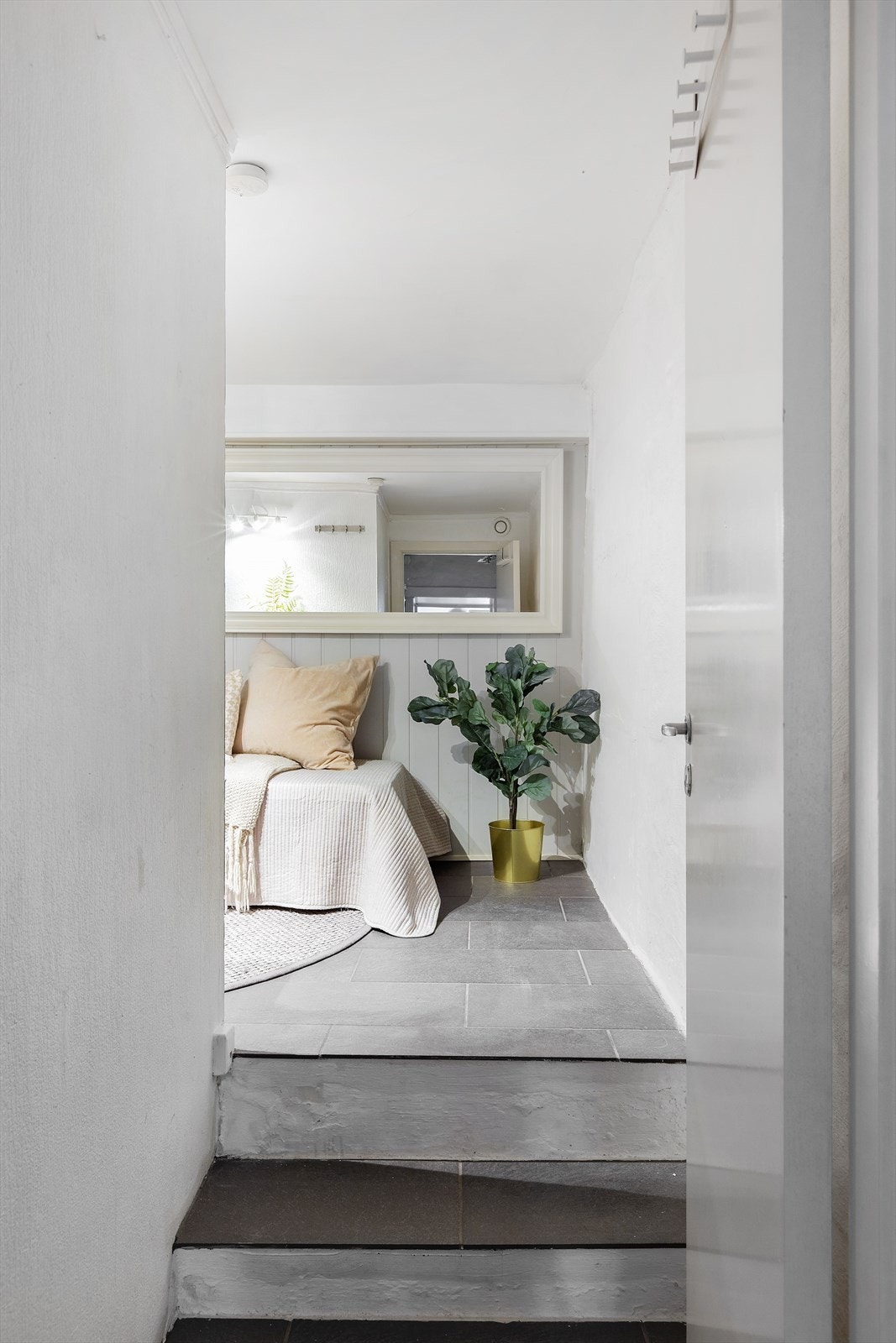 Videre har man adkomst til leilighetens skjulte perle - et kontor som er gjemt helt innerst og bort fra alt annet. Galleribilde