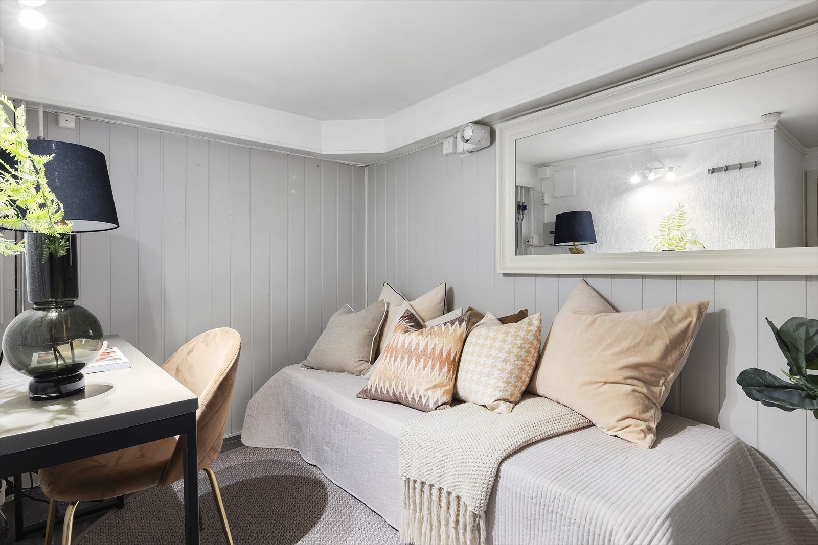 I dag er rommet innredet med en enkel sofa og kontorpult. I utgangspunktet er rommet byggemeldt som bod. Galleribilde