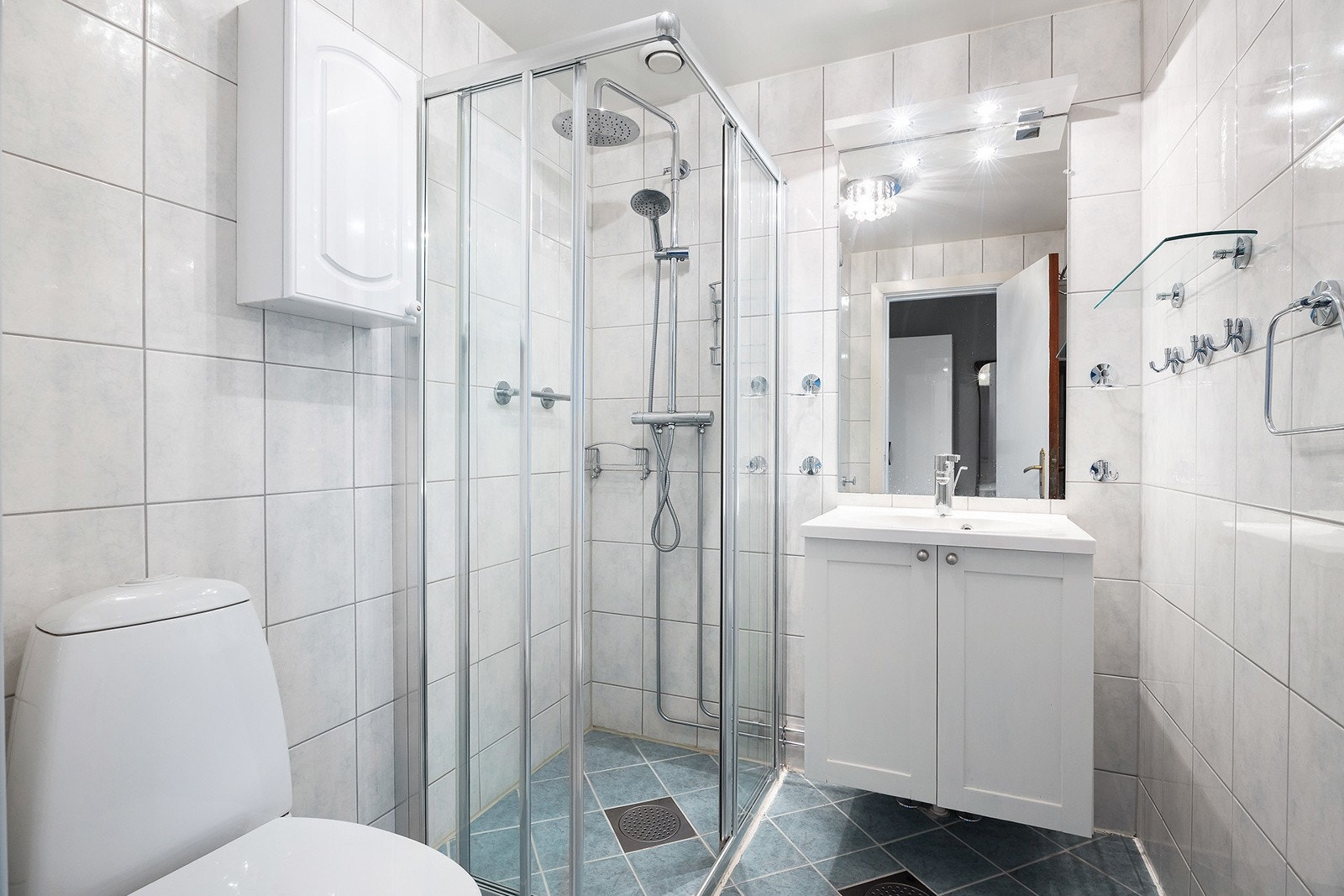 Flislagt bad med varmekabler pusset opp i regi av borettslaget Galleribilde