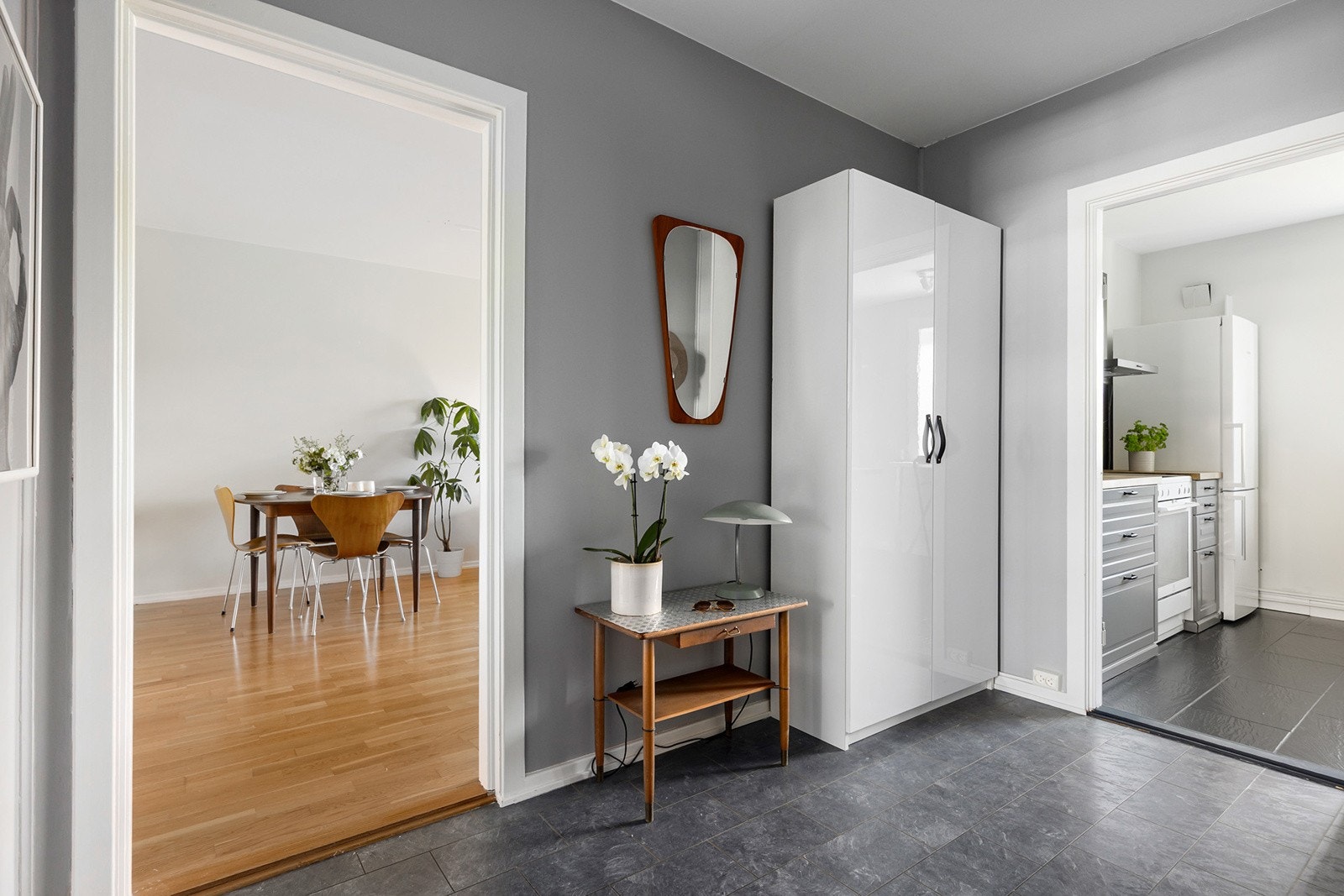 Romslig entré med garderobeskap. Galleribilde