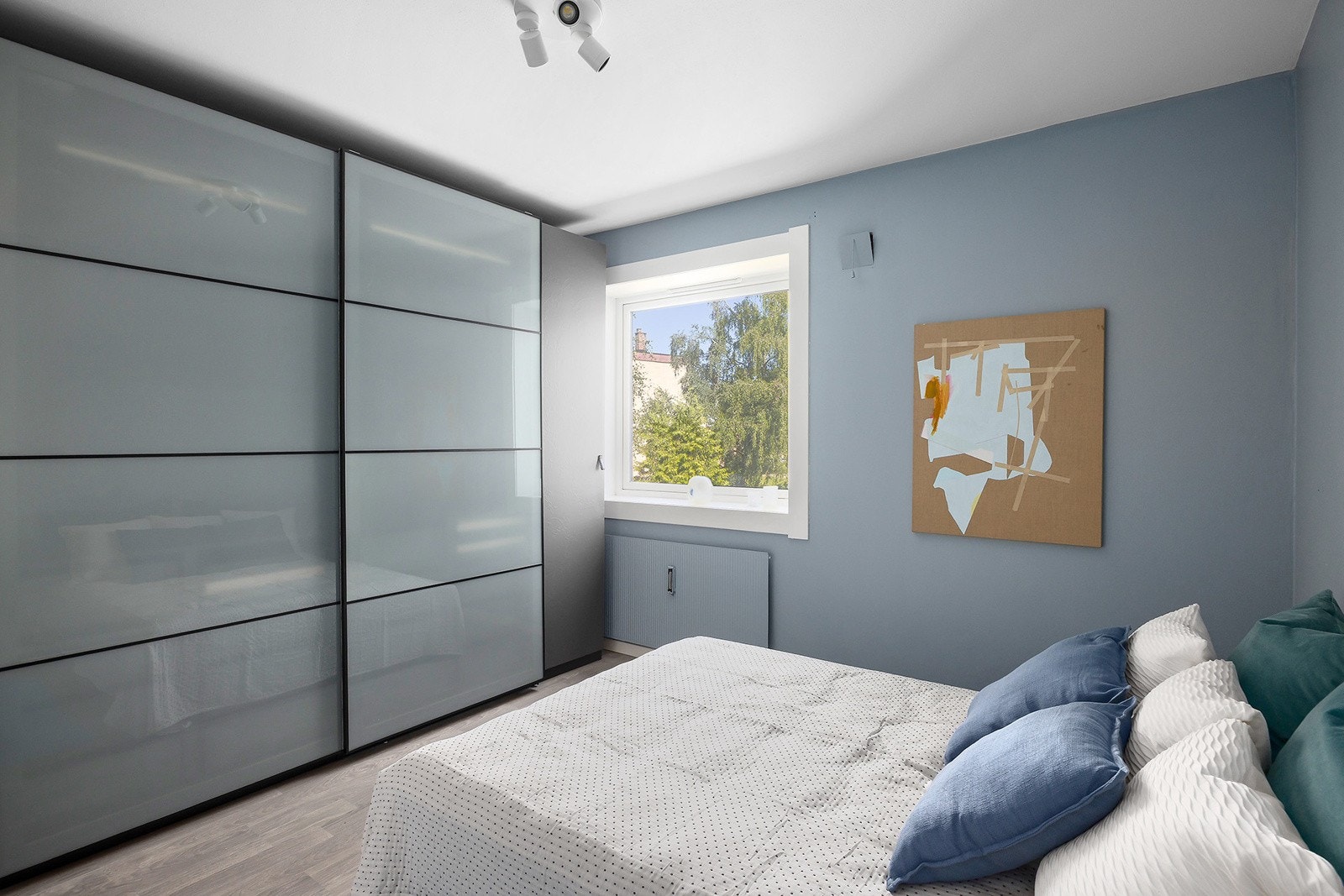 Skyvedørsgarderobe og garderobeskap med god lagrinsplass Galleribilde