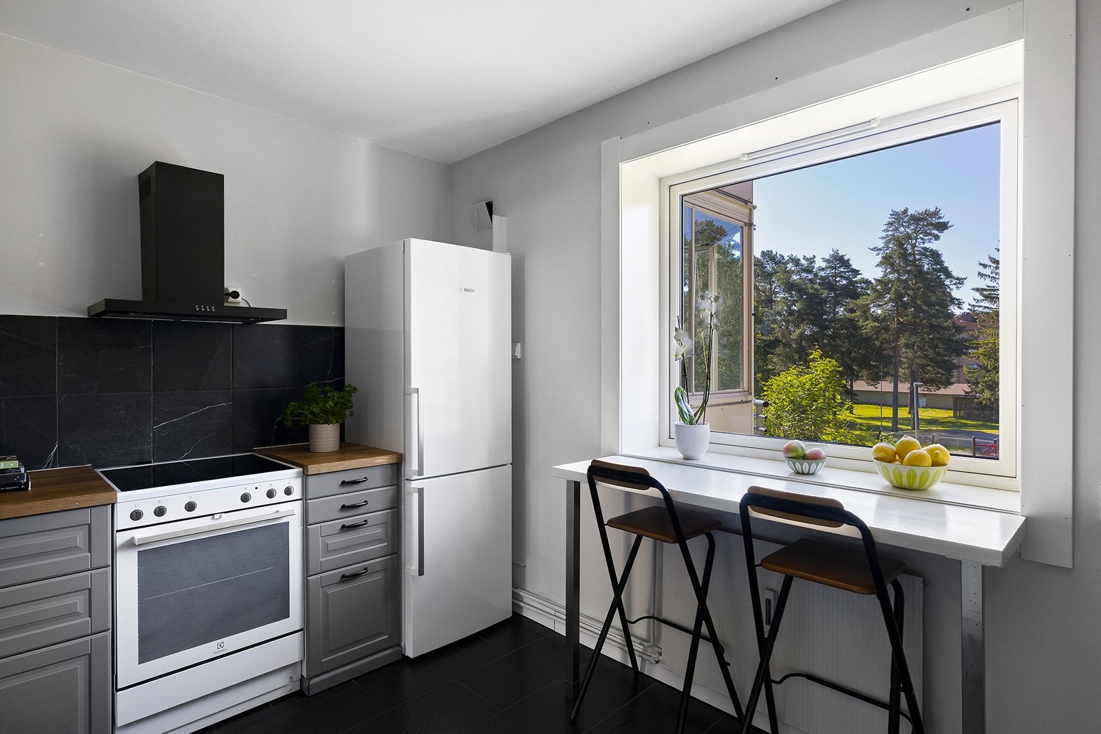 Barløsning med spiseplass foran kjøkkenvindu med flott utsikt over store fine grøntområder. Galleribilde