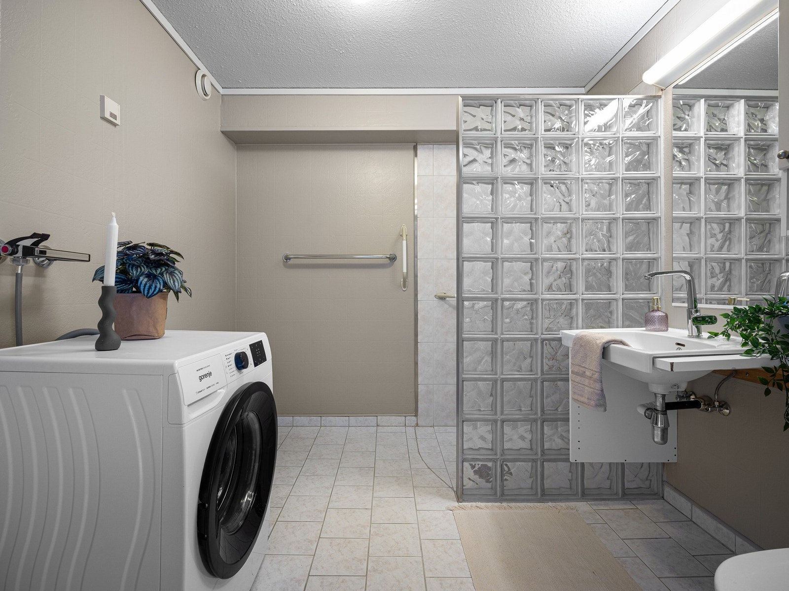 Flislagt bad med varme i gulvet Galleribilde