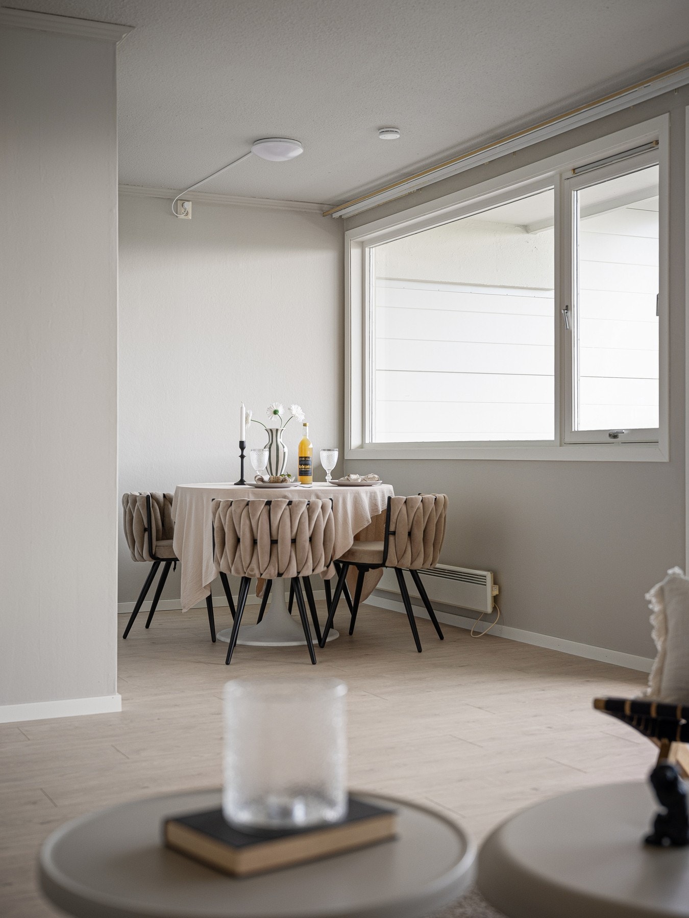 Mellom stue og kjøkken er god plass til spisebordet Galleribilde