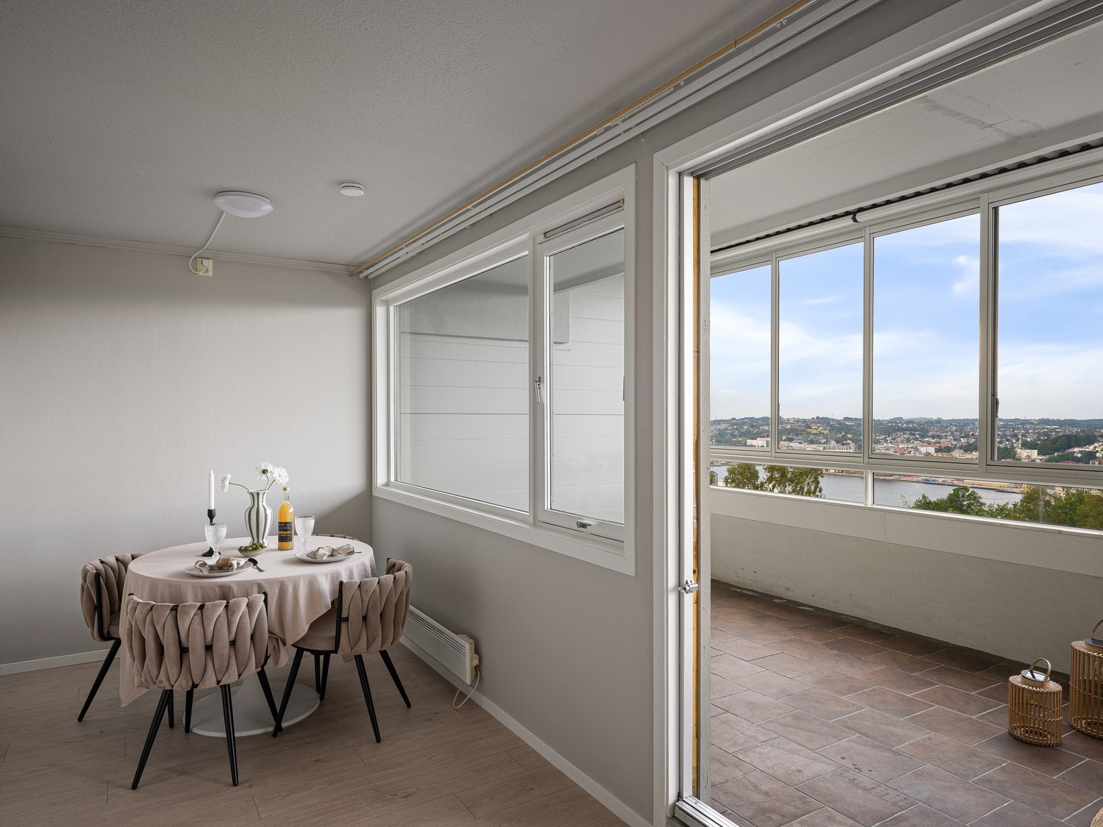 Fra stuen er det utgang til innglasset terrasse på ca. 20 kvm Galleribilde