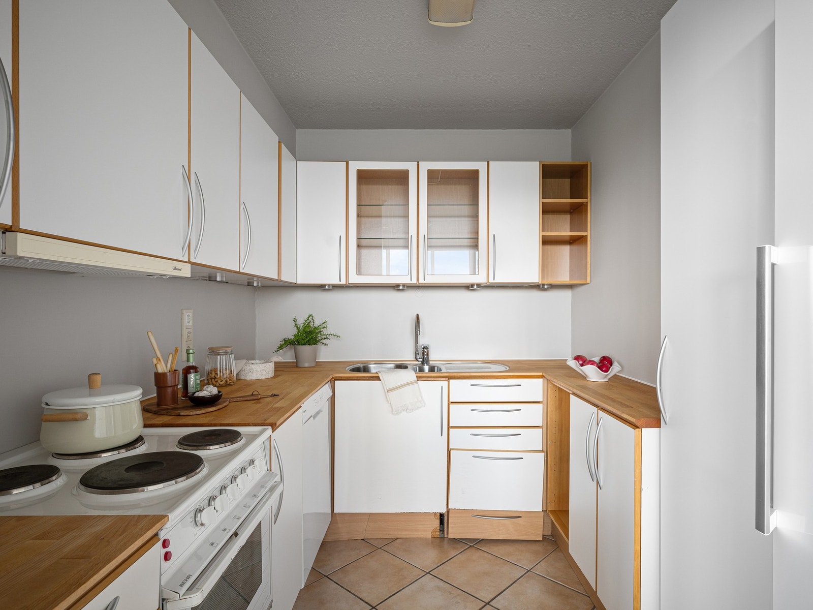 Lyst kjøkken med god skap- og benkeplass Galleribilde