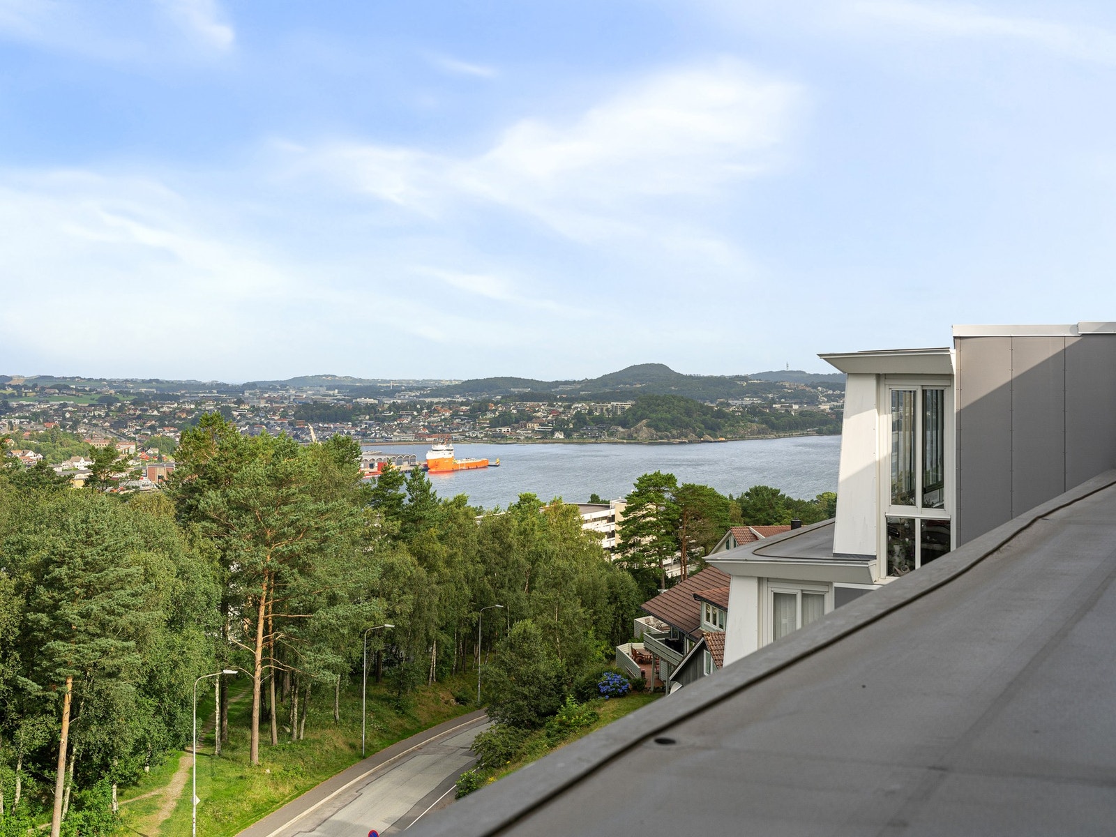 Terrassen har nydelig utsikt og gode solforhold Galleribilde