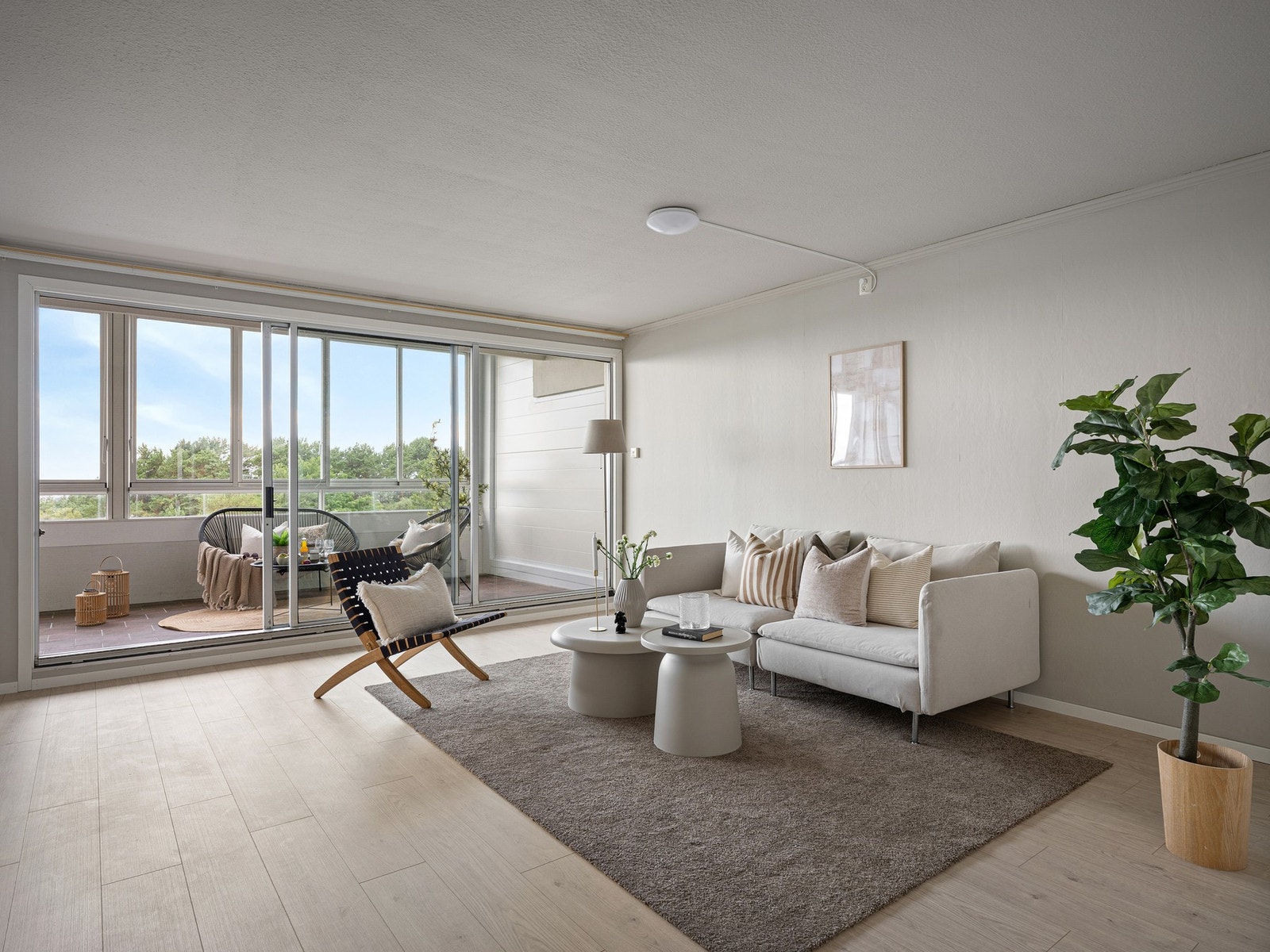 Stuen er både stor og lys og har gode møbleringsmuligheter Galleribilde