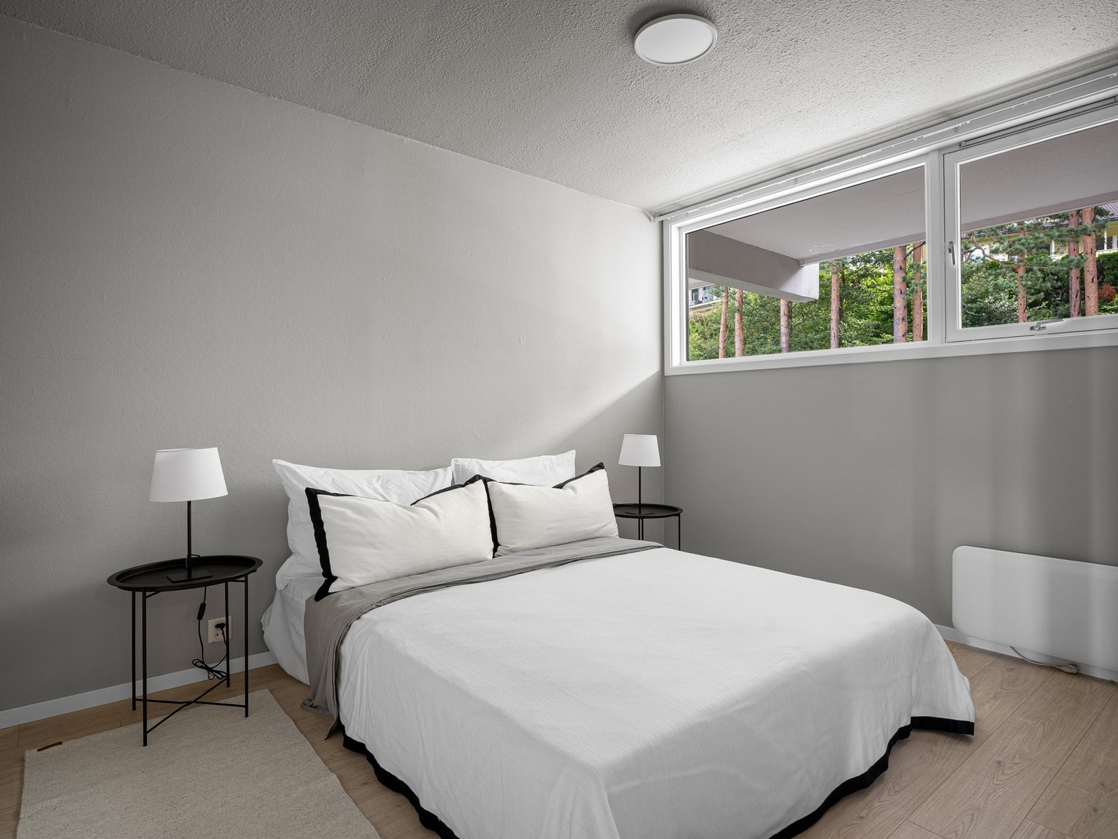 Romslig soverom med garderobeløsning Galleribilde