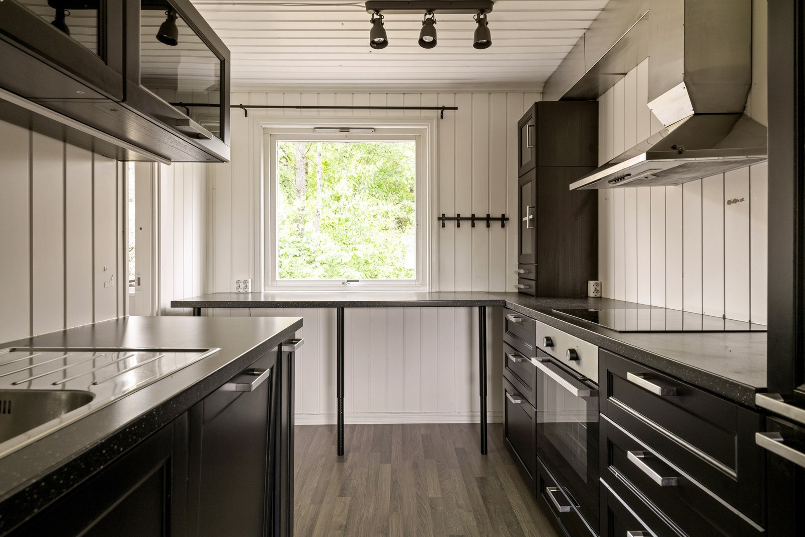 Stort vindu på kjøkkenet som sørger for rikelig med lysinnslipp! Galleribilde