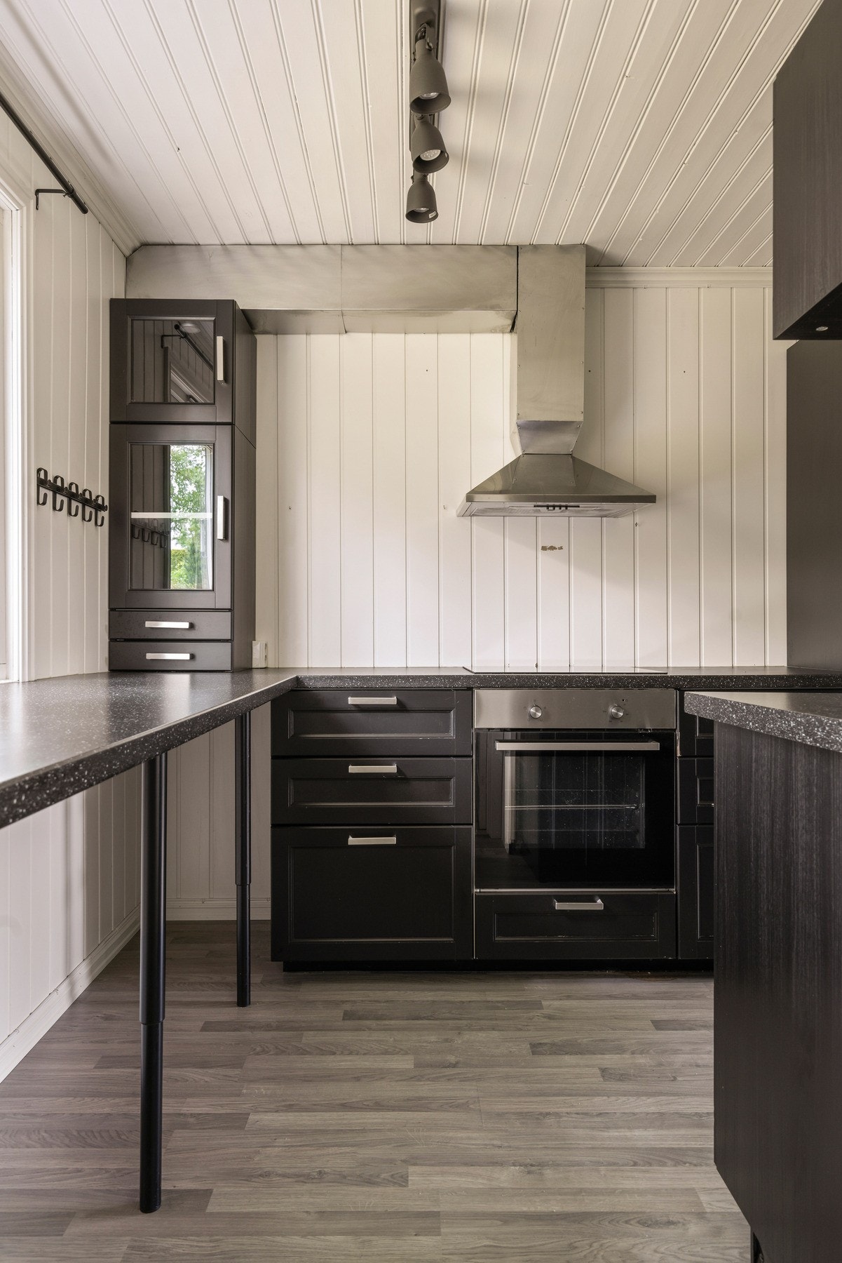 Kjøkkenet har laminat benkeplate, integrerte hvitevarer, oppvaskmaskin, induksjonstopp og stekeovn. Galleribilde