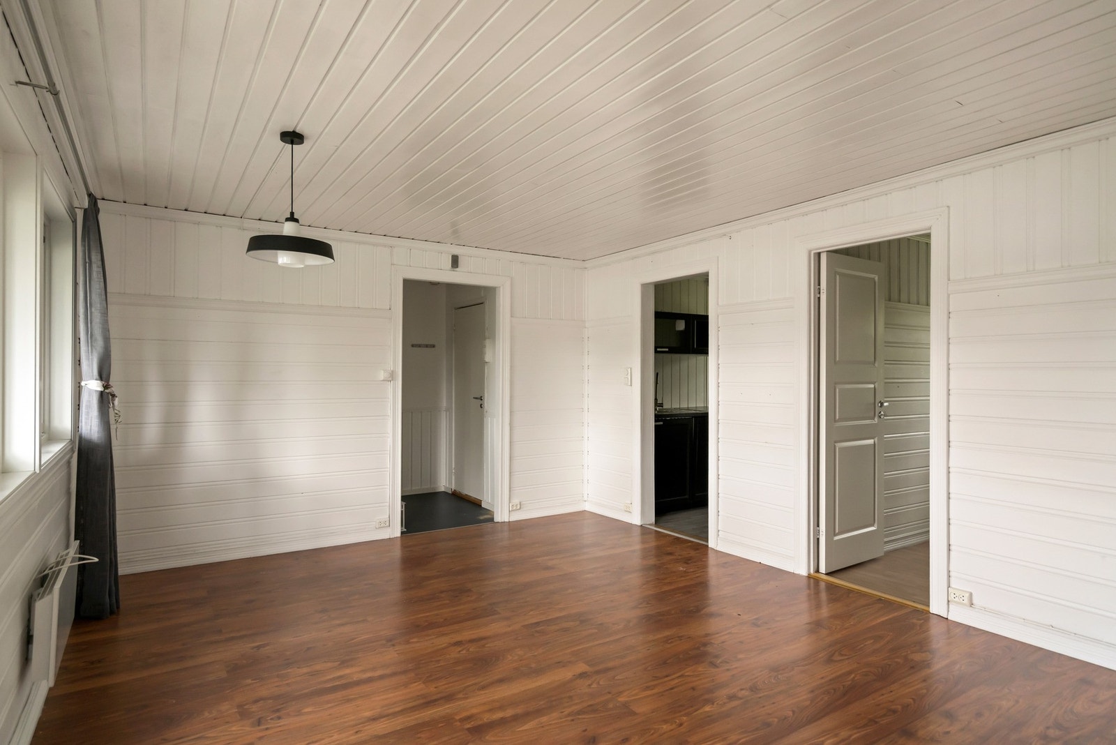 Romslig stue med plass til spisegruppe. Galleribilde