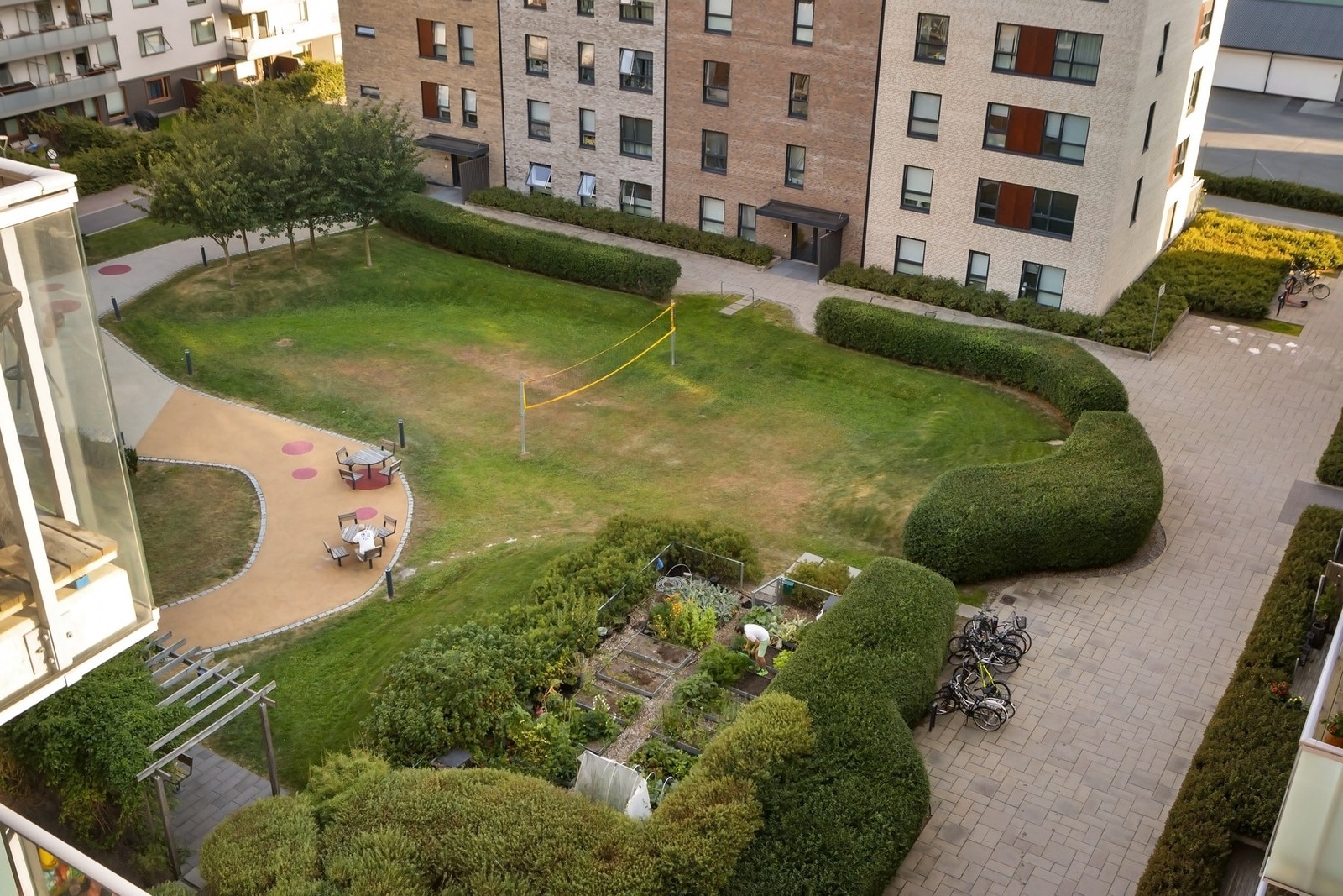 Uteområdet byr på sittegrupper, gangstier, volleyball, dyrkekasser og mye mer. Galleribilde