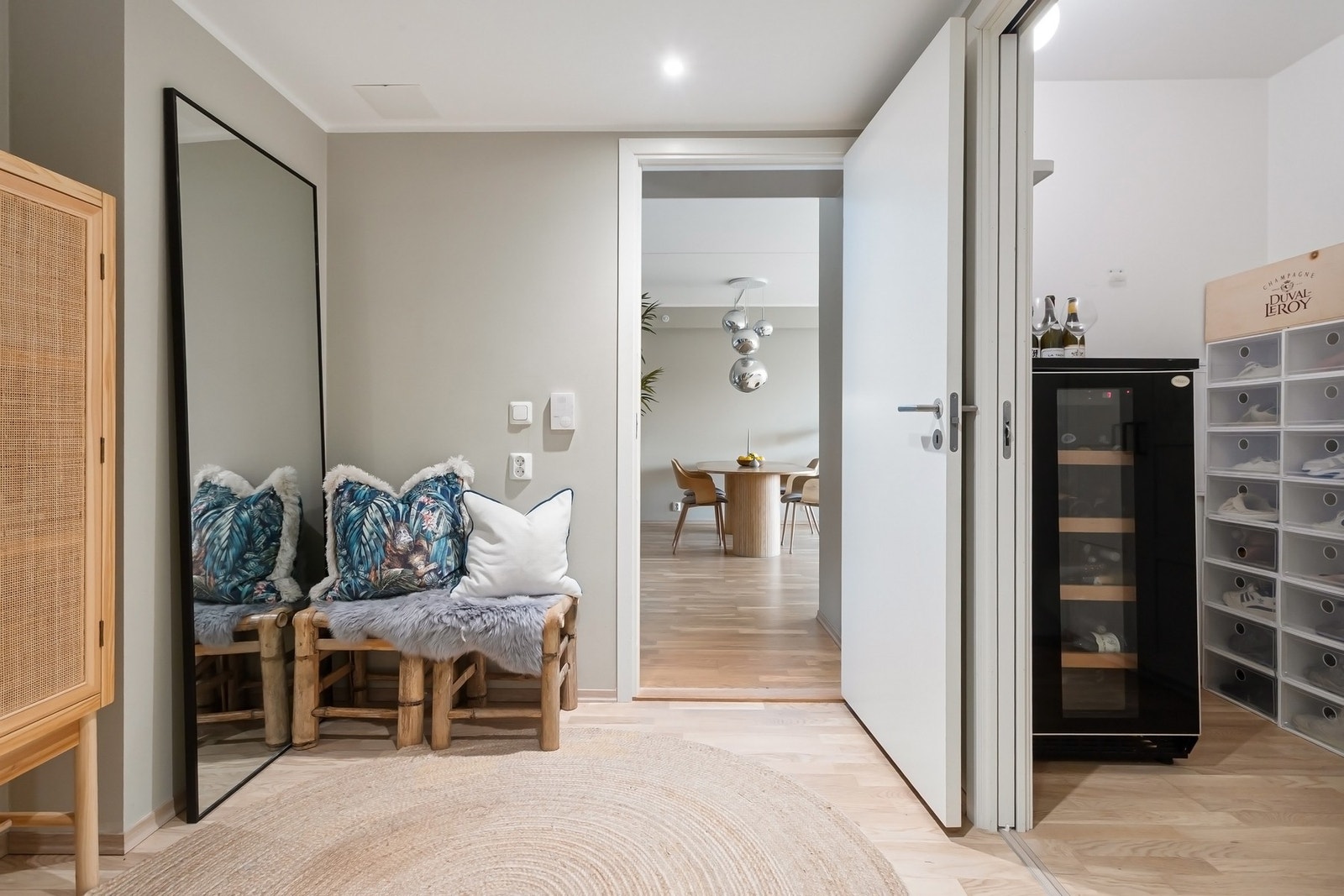 En stor, praktisk entré med mye lagringsplass. Galleribilde