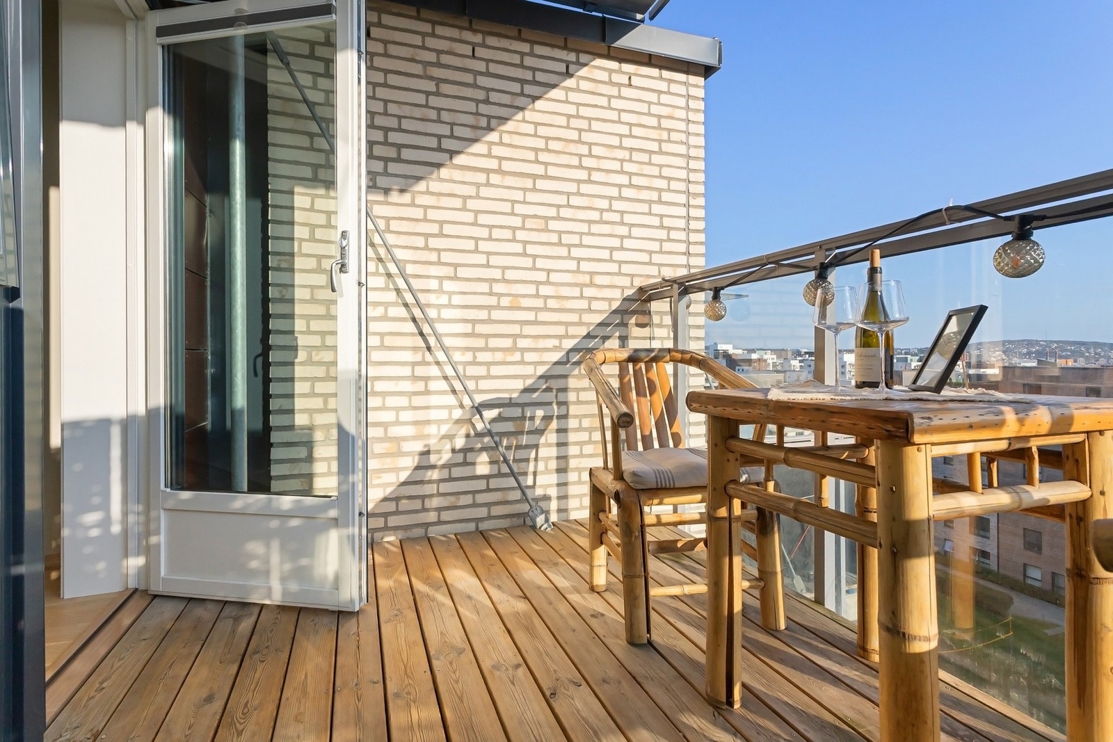 Det er god plass til utemøbler, grill og det man måtte ønske. Galleribilde