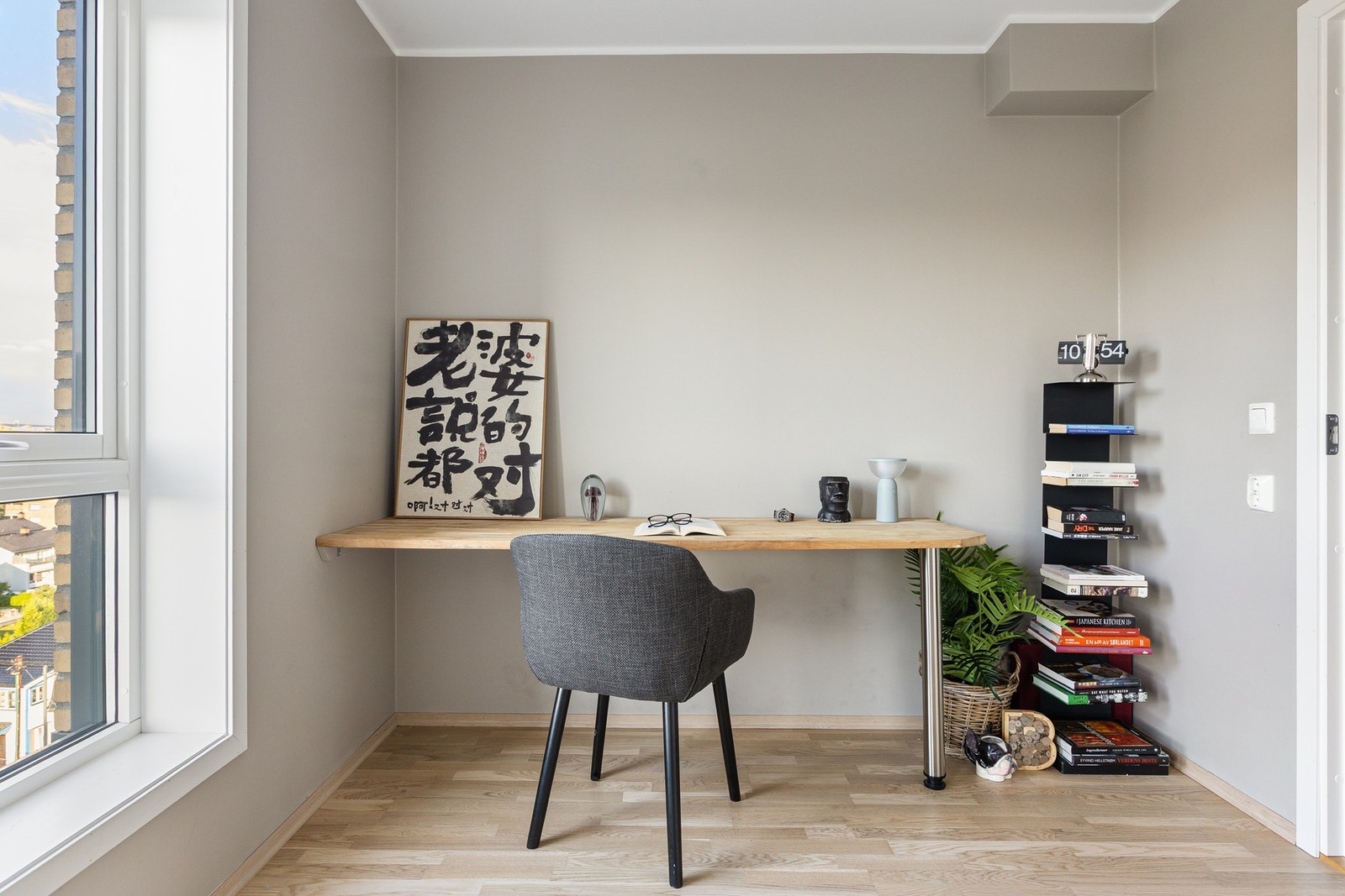 Mulighet for skrivepult, lesekrok, oppbevaring eller hva man måtte ønske. Galleribilde