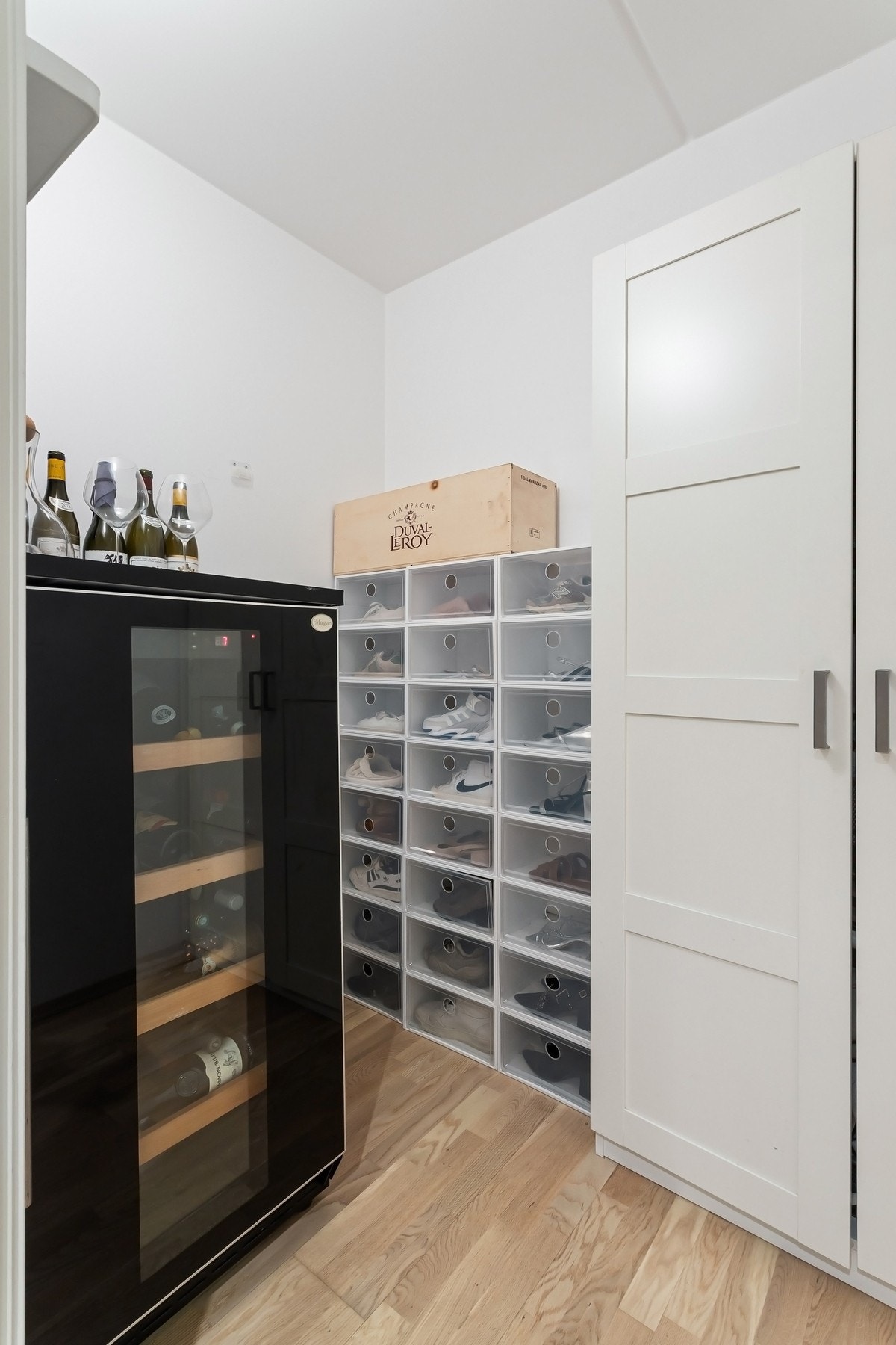 Omkledningsrom bak skyvedører i entréen. Galleribilde