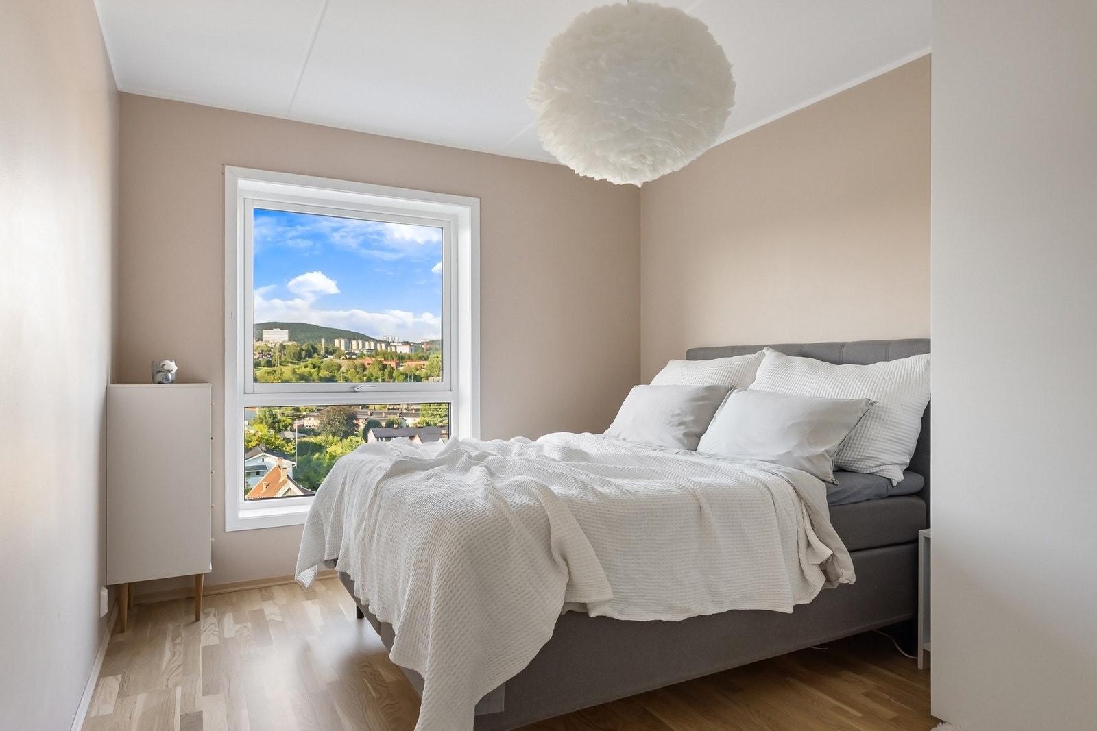 Luftig og innbydende hovedsoverom med plass til dobbeltseng. Galleribilde