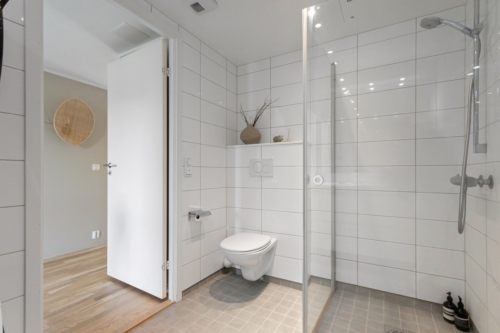 Videre er det en romslig dusjnisje bak dører i glass. Galleribilde