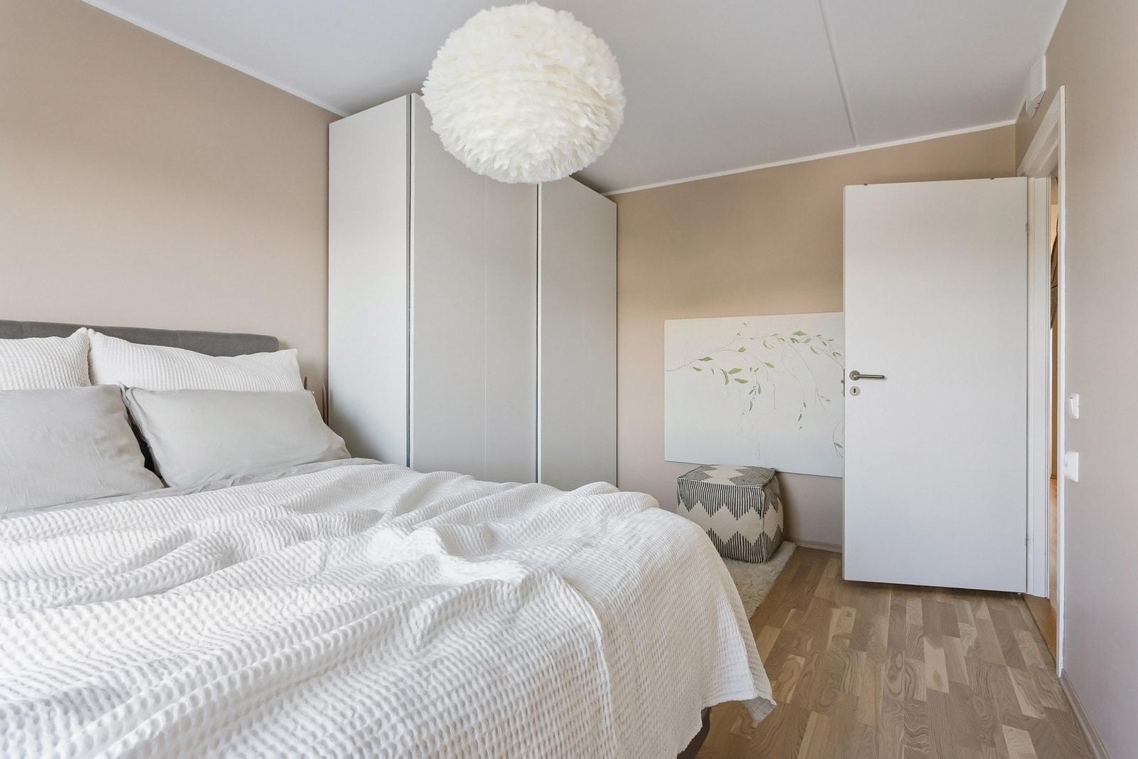 Videre er det rikelig med lagringsplass i stort garderobeskap. Galleribilde