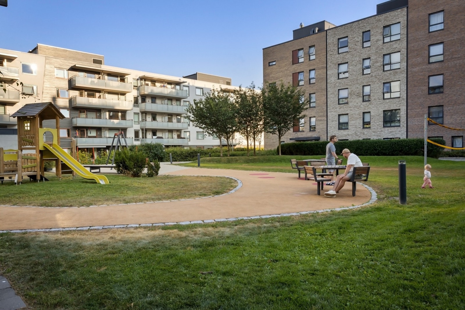 Utendørs er det flotte grøntområder for både liten og stor. Galleribilde