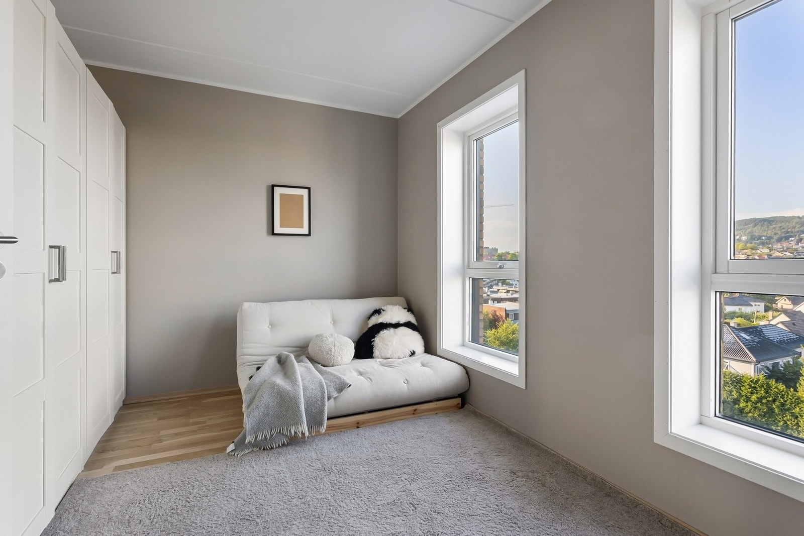 Soverom 2 er av god størrelse og byr på mange muligheter. Store garderobeskap gjør det enkelt å holde orden. Galleribilde