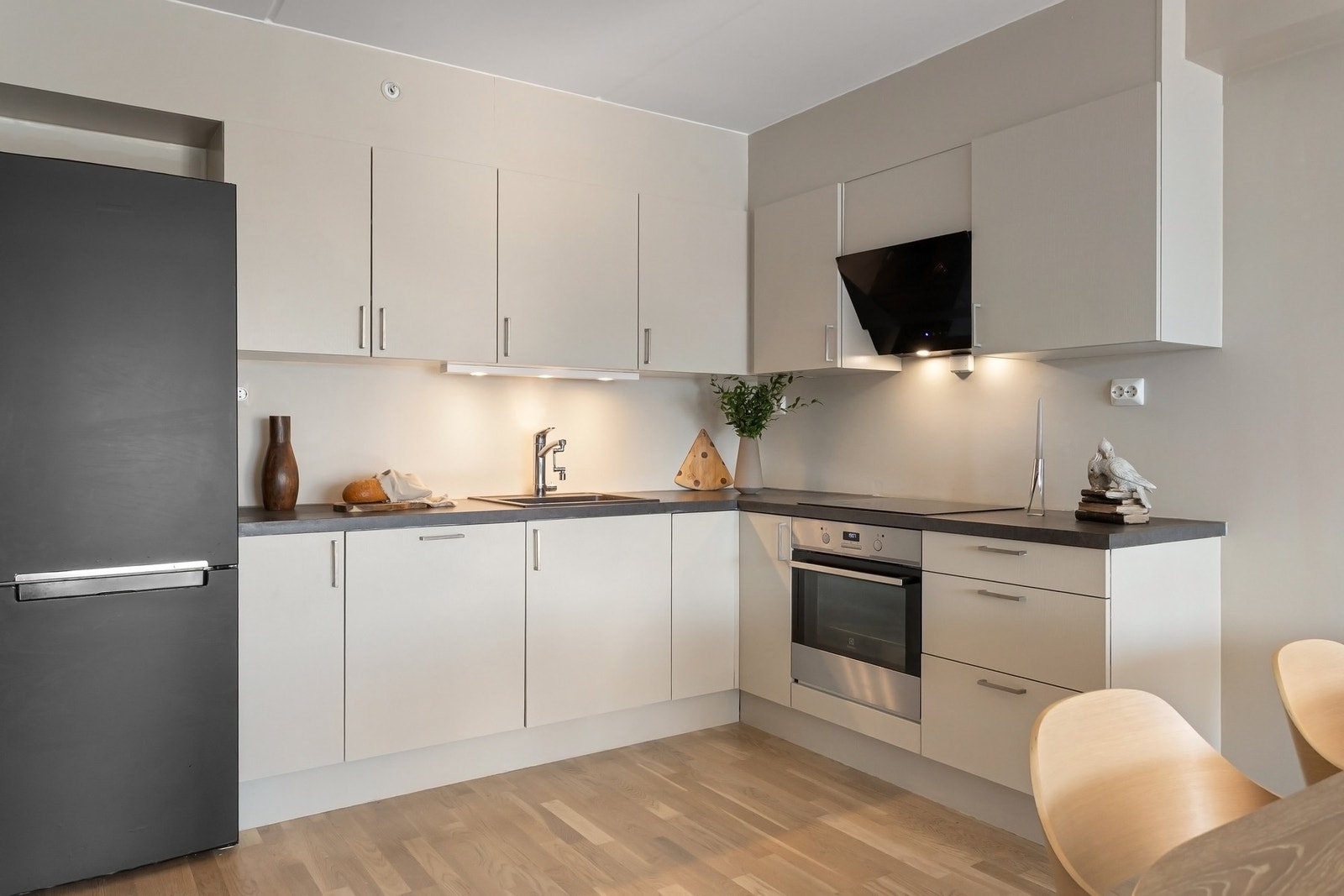 Stilrent kjøkken med slette fronter og laminert benkeplate. Galleribilde